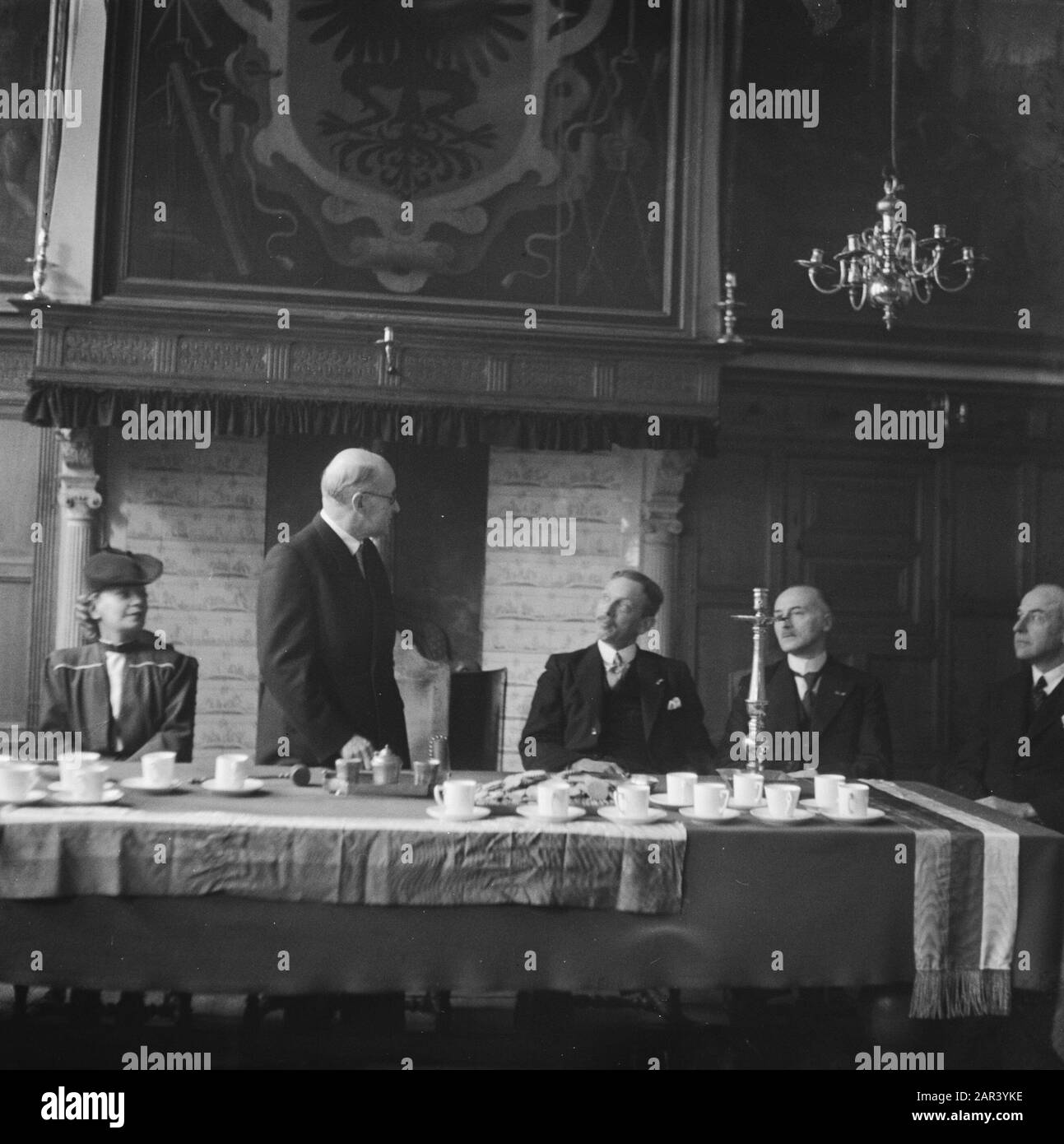 Président et secrétaire de la Fondation Comenius Date: 30 mars 1946 lieu: Naarden mots clés: Groupe portraits, secrétaires, présidents Nom personnel: Comenius Banque D'Images