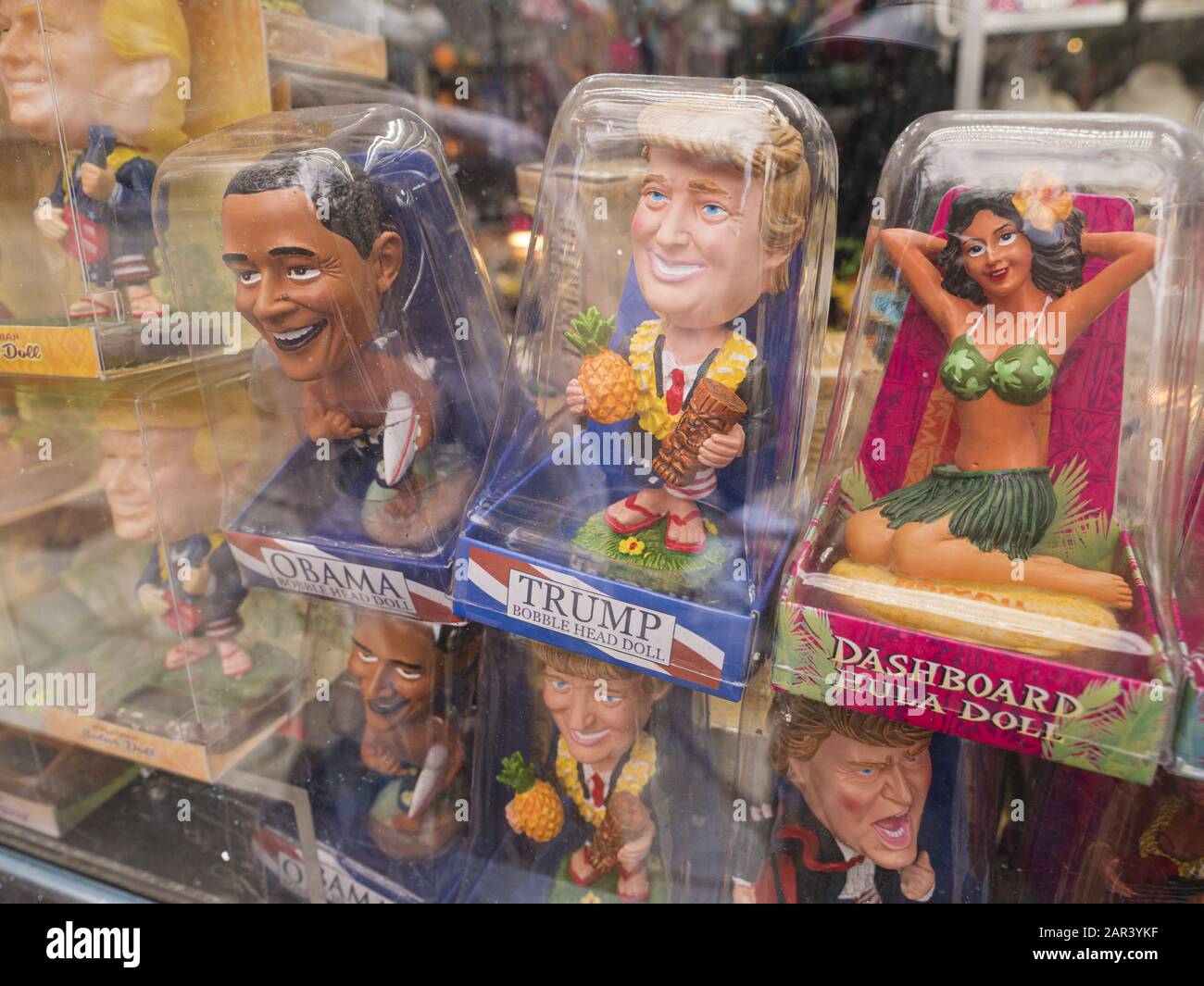 Honolulu, Hawaï, États-Unis. 15 décembre 2019. Nouveauté Trump et Obama Bobble Head Dolls en vente dans une vitrine de souvenirs, Waikiki, Honolulu, Hawaï. Crédit: Bayne Stanley/Zuma Wire/Alay Live News Banque D'Images