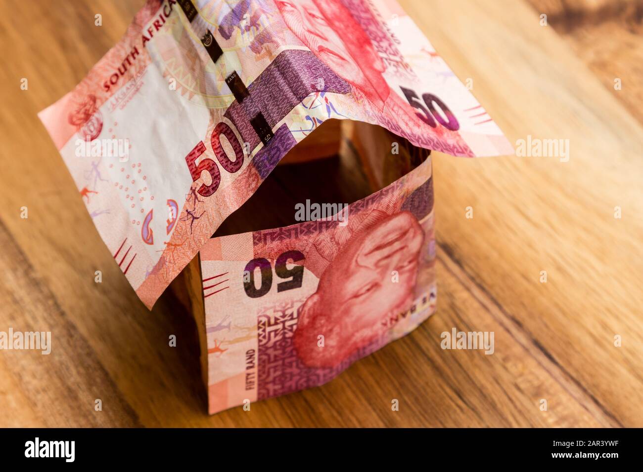 Photo en grand angle de quelques billets de rand sud-africains une surface en bois Banque D'Images