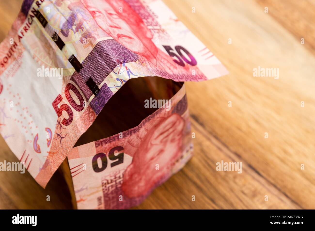 Photo en grand angle de quelques billets de rand sud-africains une surface en bois Banque D'Images