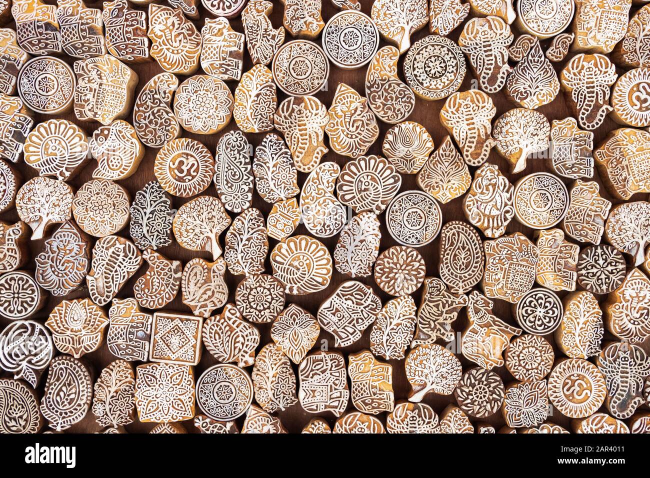 Blocs d'impression de timbres en bois sculptés à la main pour la vente sur le marché de la rue en Inde Banque D'Images