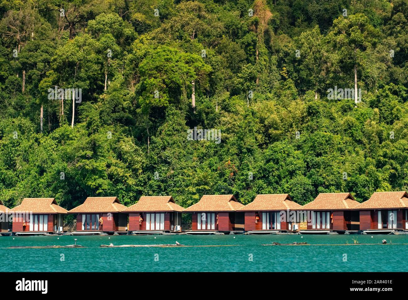 Maisons sur radeau lac Cheow Lan dans le parc national de Khao Sok Banque D'Images