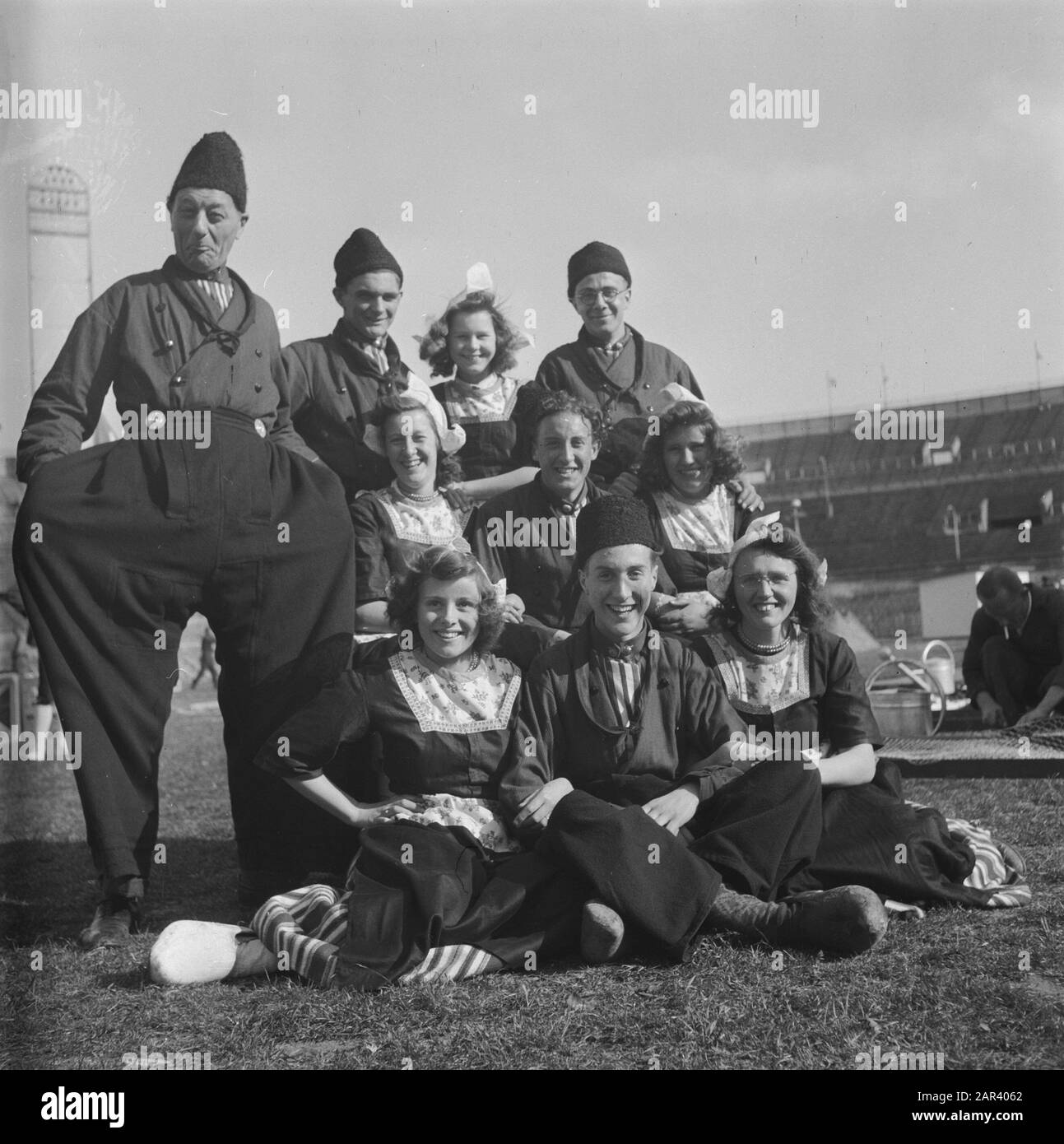 Répétition générale du jeu de libération, qui se déroulera les 4 et 6 mai 1946 au Stade olympique répétition générale du jeu de libération, qui se déroulera les 4 et 6 mai 1946 au Stade olympique d'Amsterdam Annotation: Groupe en costume de Volendammer Date: 3 mai 1946 lieu: Amsterdam mots clés: Théâtre en plein air, répétitions Nom de l'établissement: Olympic Stadion Banque D'Images