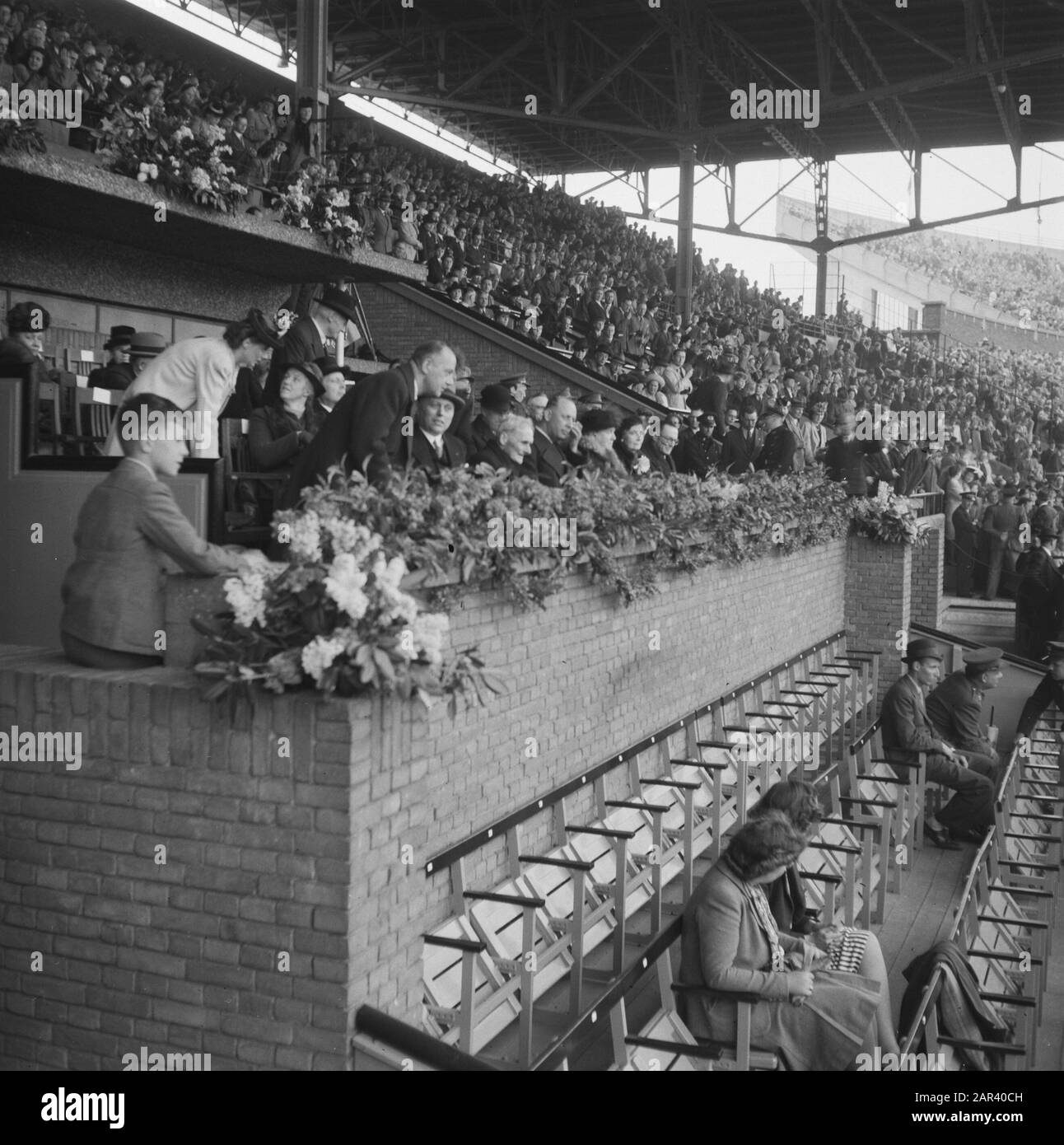 Reine dans le stade près de Holland-Belgique Date : 18 mai 1946 mots clés : Queen, Stadion Banque D'Images