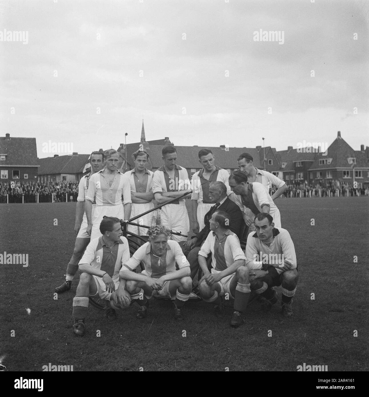 Sur le terrain de football de de Volewijckers au Mosveld 14 voitures pour personnes handicapées ont été attribuées. Initiative de la nouvelle Association pour aider les Invalides Amsterdam-Noord Annotation: L'équipe de de Volewijckers pose autour d'un homme handicapé en fauteuil roulant Date: 6 septembre 1946 lieu: Amsterdam mots clés: Installations pour personnes handicapées, footballeurs Banque D'Images Sur le terrain de football de de Volewijckers au Mosveld 14 voitures pour personnes handicapées ont été attribuées. Initiative de la nouvelle Association pour aider les Invalides Amsterdam-Noord Annotation: L'équipe de de Volewijckers pose autour d'un homme handicapé en fauteuil roulant Date: 6 septembre 1946 lieu: Amsterdam mots clés: Installations pour personnes handicapées, footballeurs Banque D'Images