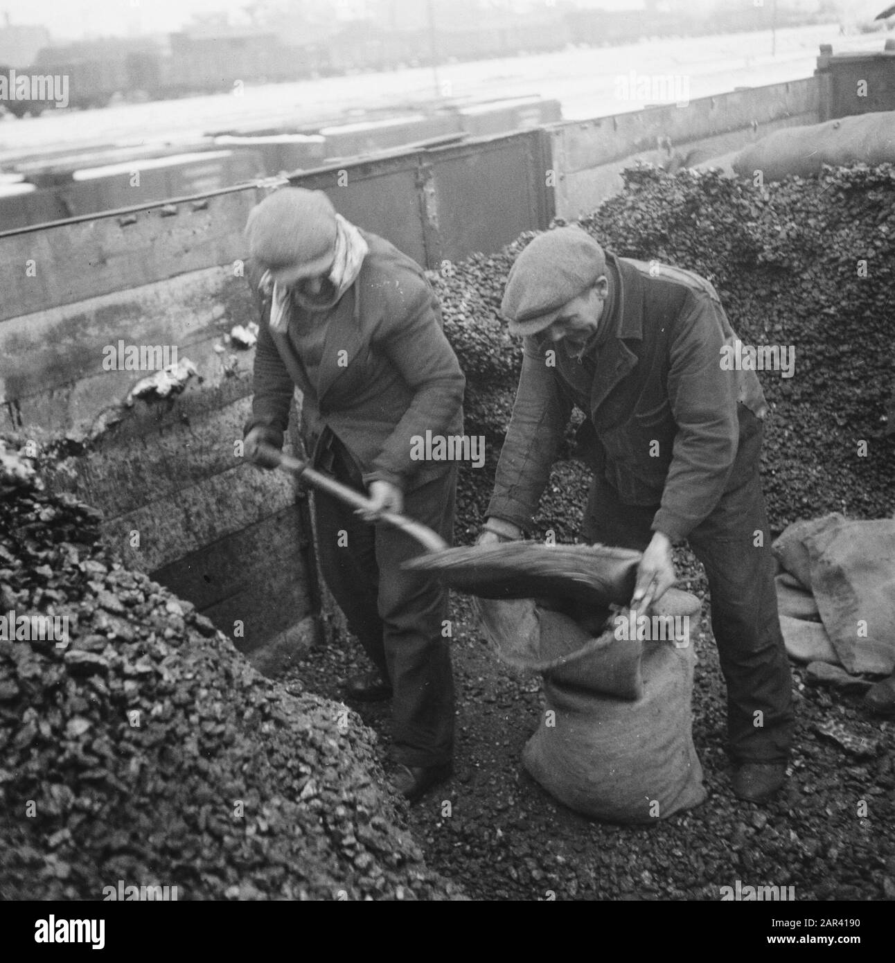 Gifle à charbon, le sac est rempli Date: 14 février 1947 mots clés: Sacs à charbon, ramasse complète Banque D'Images