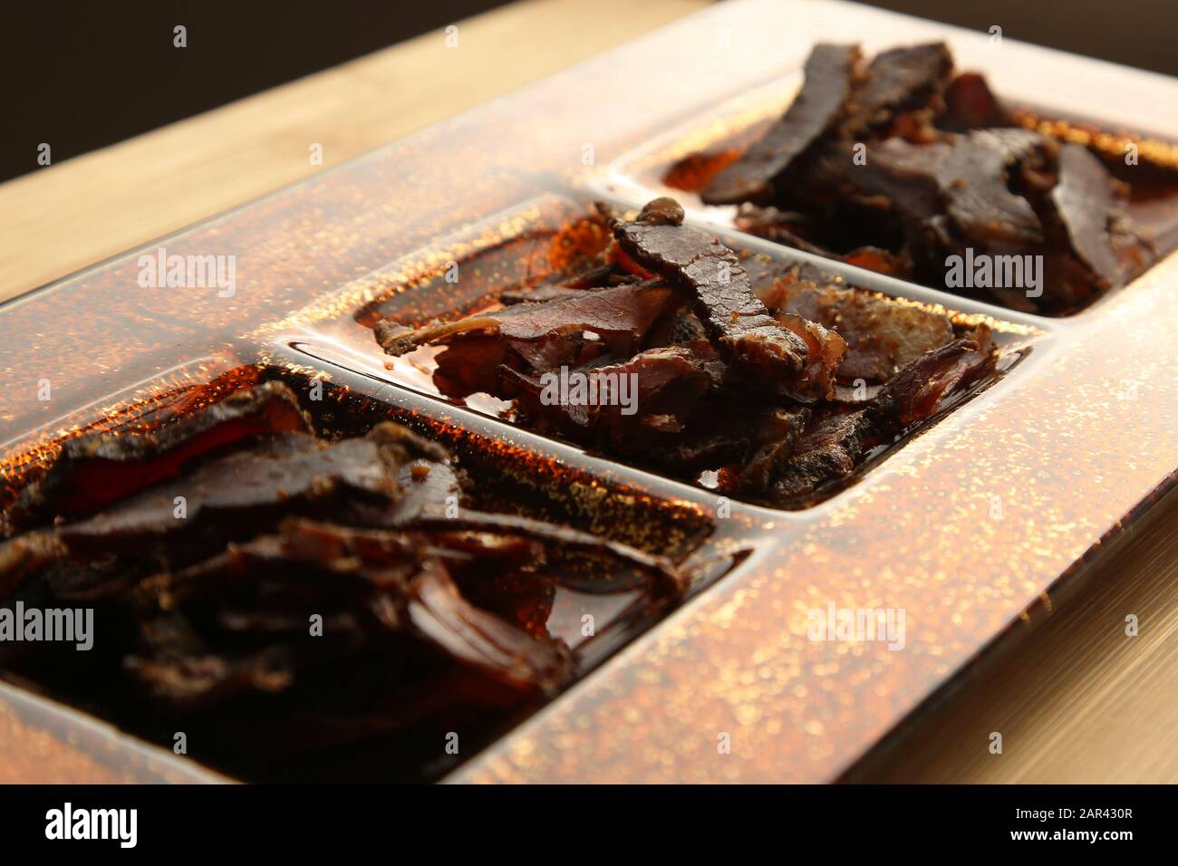 Biltong (viande séchée) sur une planche de bois, c'est une collation traditionnelle Banque D'Images