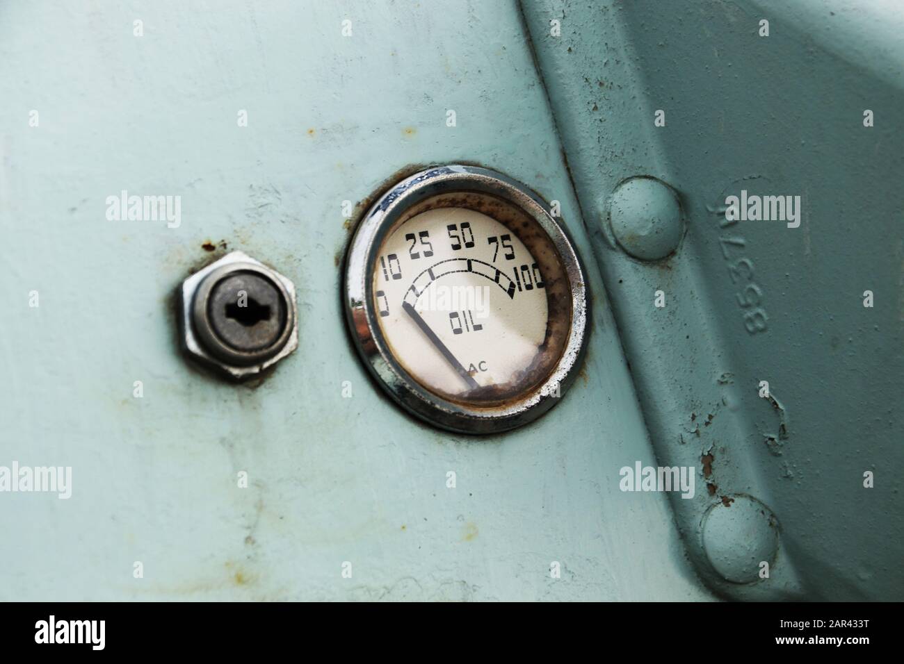 Un indicateur de niveau d'huile pour voiture d'époque. Banque D'Images