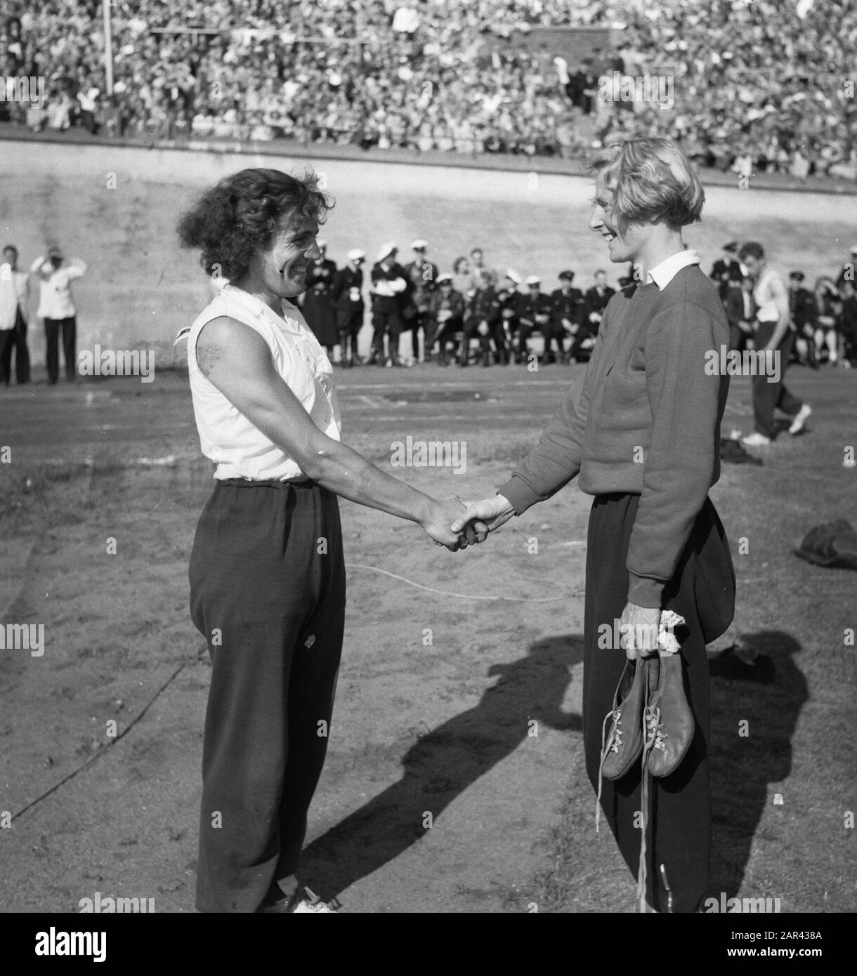 Fanny Blankers-Koen félicite Foekje Dillema de 200 mètres Date: 18 juin 1950 lieu: Amsterdam, Noord-Holland mots clés: Athlétisme, sports Nom personnel: Blankers-Koen, Fanny , Dillema Foekje Banque D'Images
