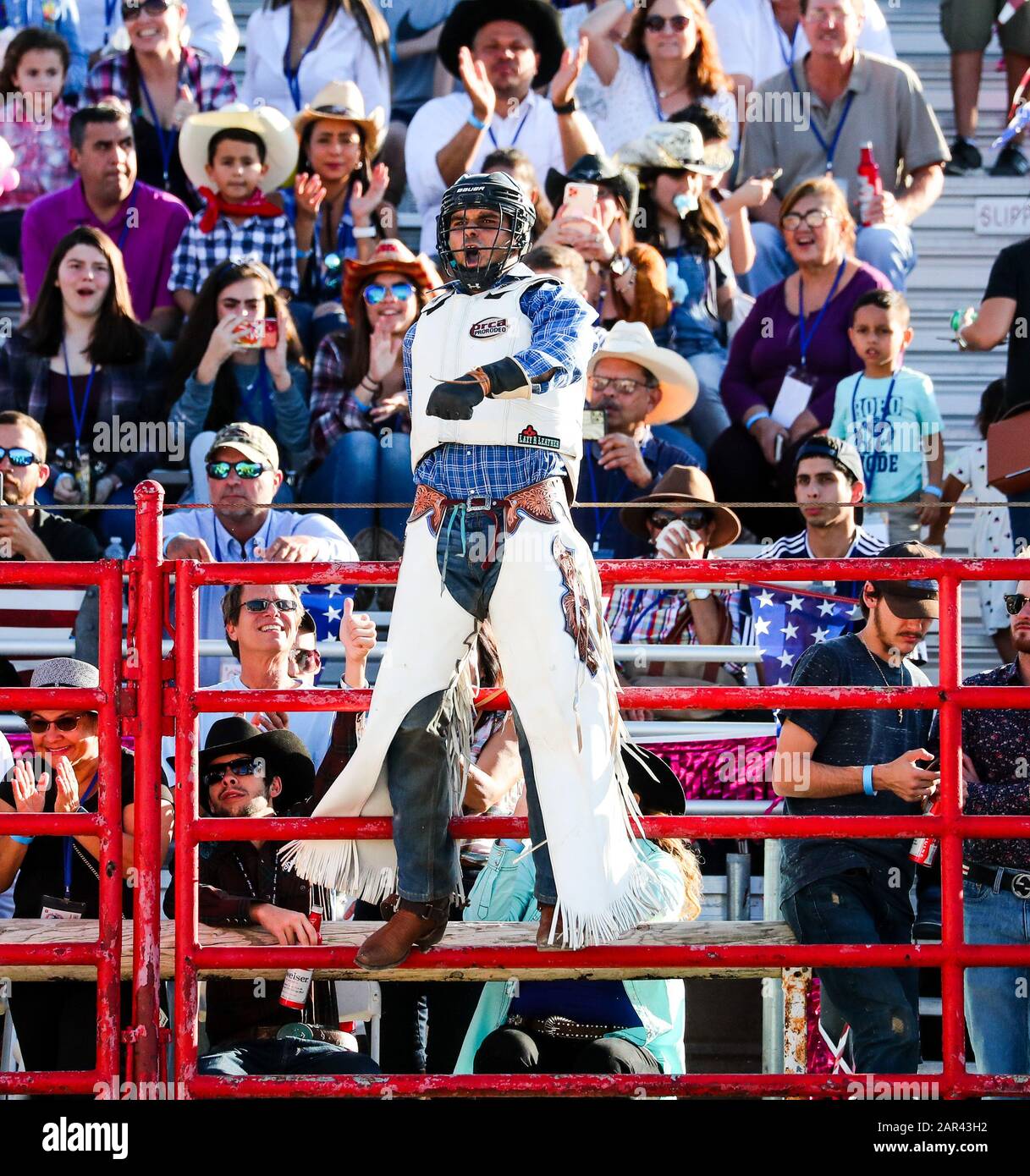 Homestead, Floride, États-Unis. 25 janvier 2020. Tevin Cameron célèbre alors qu'il dirige l'événement de Bull Riding lors du 71ème rodéo du championnat Homestead au Doc DeMilly Rodeo Arena de Harris Field à Homestead, en Floride. Mario Houben/Csm/Alay Live News Banque D'Images