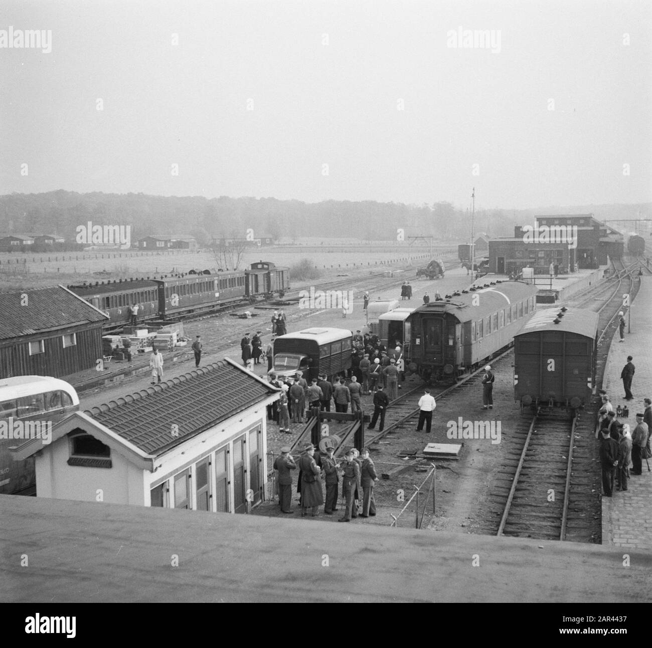 Prisonniers de guerre néerlandais de Russie de retour aux Pays-Bas à Oldenzaal Annotation: Personnes qui avaient été au service militaire allemand Date: 10 novembre 1950 lieu: Oldenzaal mots clés : prisonniers de guerre, rapatriement Banque D'Images