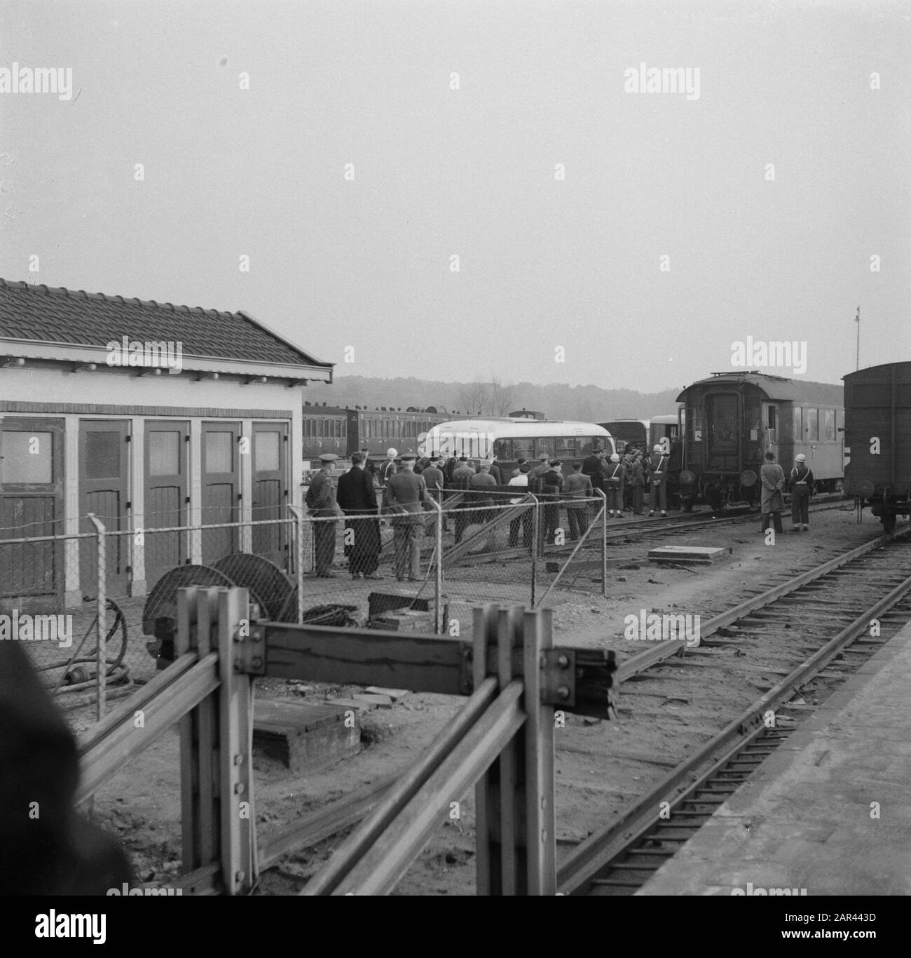 Prisonniers de guerre néerlandais de Russie de retour aux Pays-Bas à Oldenzaal Annotation: Personnes qui avaient été au service militaire allemand Date: 10 novembre 1950 lieu: Oldenzaal mots clés : prisonniers de guerre, rapatriement Banque D'Images