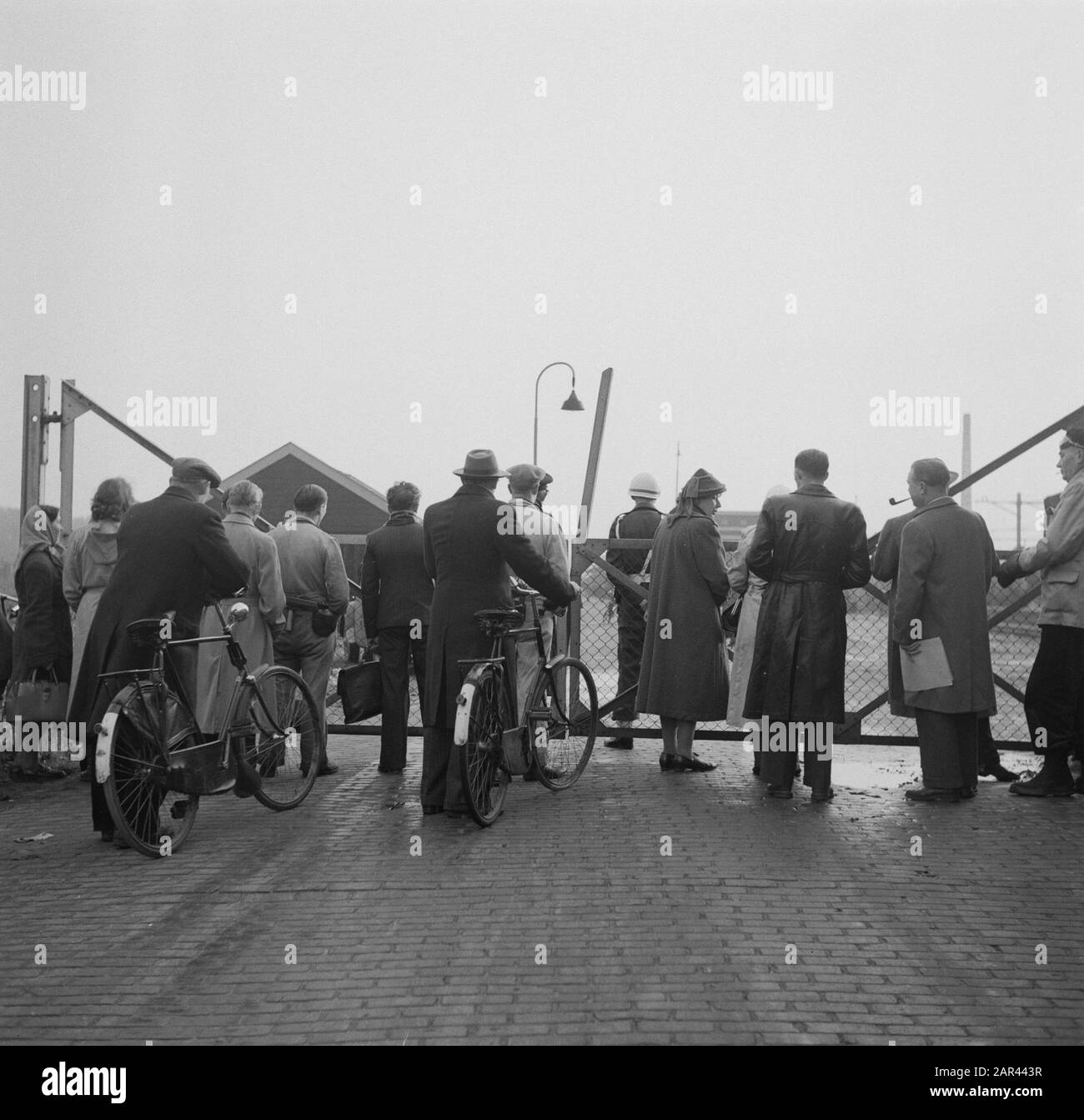 Prisonniers de guerre néerlandais de Russie de retour aux Pays-Bas à Oldenzaal Annotation: Personnes qui avaient été au service militaire allemand Date: 10 novembre 1950 lieu: Oldenzaal mots clés : prisonniers de guerre, rapatriement Banque D'Images