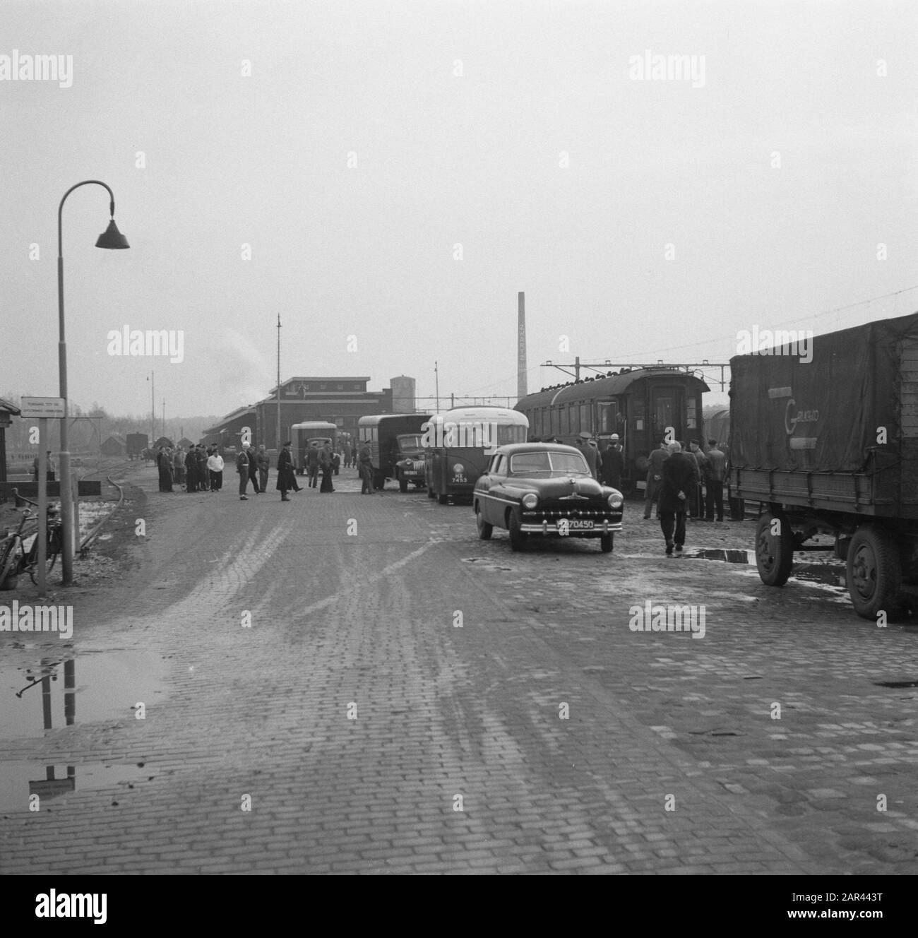 Prisonniers de guerre néerlandais de Russie de retour aux Pays-Bas à Oldenzaal Annotation: Personnes qui avaient été au service militaire allemand Date: 10 novembre 1950 lieu: Oldenzaal mots clés : prisonniers de guerre, rapatriement Banque D'Images