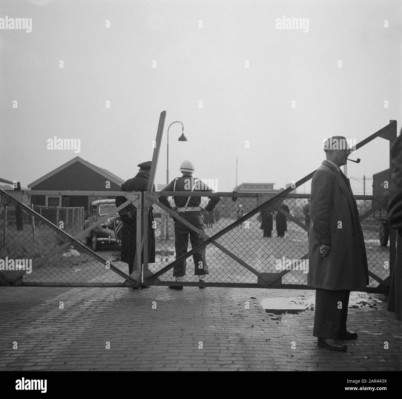 Prisonniers de guerre néerlandais de Russie de retour aux Pays-Bas à Oldenzaal Annotation: Personnes qui avaient été au service militaire allemand Date: 10 novembre 1950 lieu: Oldenzaal mots clés : prisonniers de guerre, rapatriement Banque D'Images