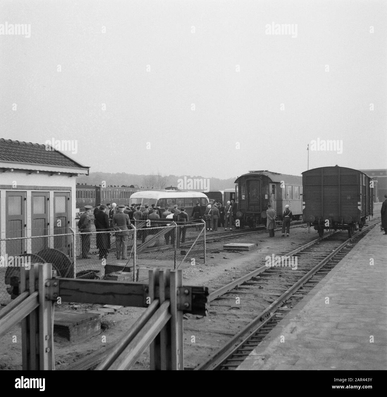 Prisonniers de guerre néerlandais de Russie de retour aux Pays-Bas à Oldenzaal Annotation: Personnes qui avaient été au service militaire allemand Date: 10 novembre 1950 lieu: Oldenzaal mots clés : prisonniers de guerre, rapatriement Banque D'Images
