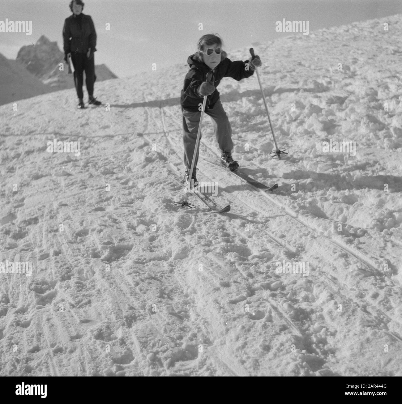 Famille royale à Sankt Anton. Princess Margriet on skis Date: 29 décembre 1950 lieu: Autriche, Tyrol mots clés: Princesses, sports d'hiver Nom personnel: Margriet (princesse Pays-Bas) Banque D'Images