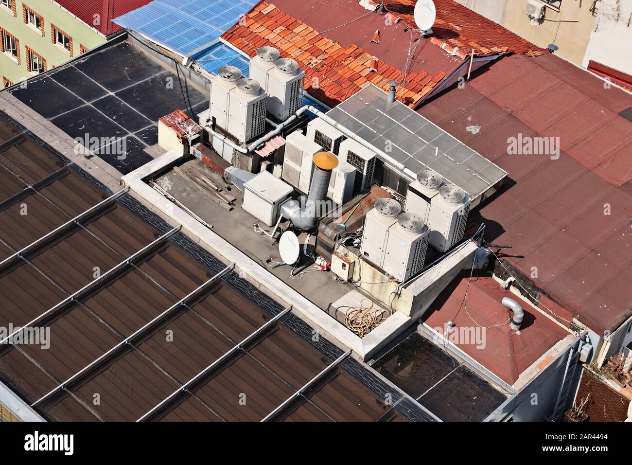 Istanbul, TURQUIE - 22 septembre 2019: Climatiseurs sur le toit d'un bâtiment à Istanbul, Turquie. Image conceptuelle de la vague de chaleur. Banque D'Images