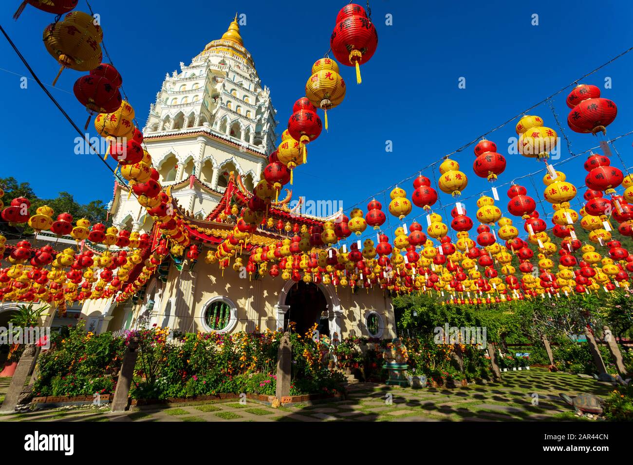 KEK Lok si Temple chinois décoré de lanternes en papier chinois pour le nouvel an chinois. Le temple de KEK Lok si est situé près de Georgetown, Penang, Malays Banque D'Images