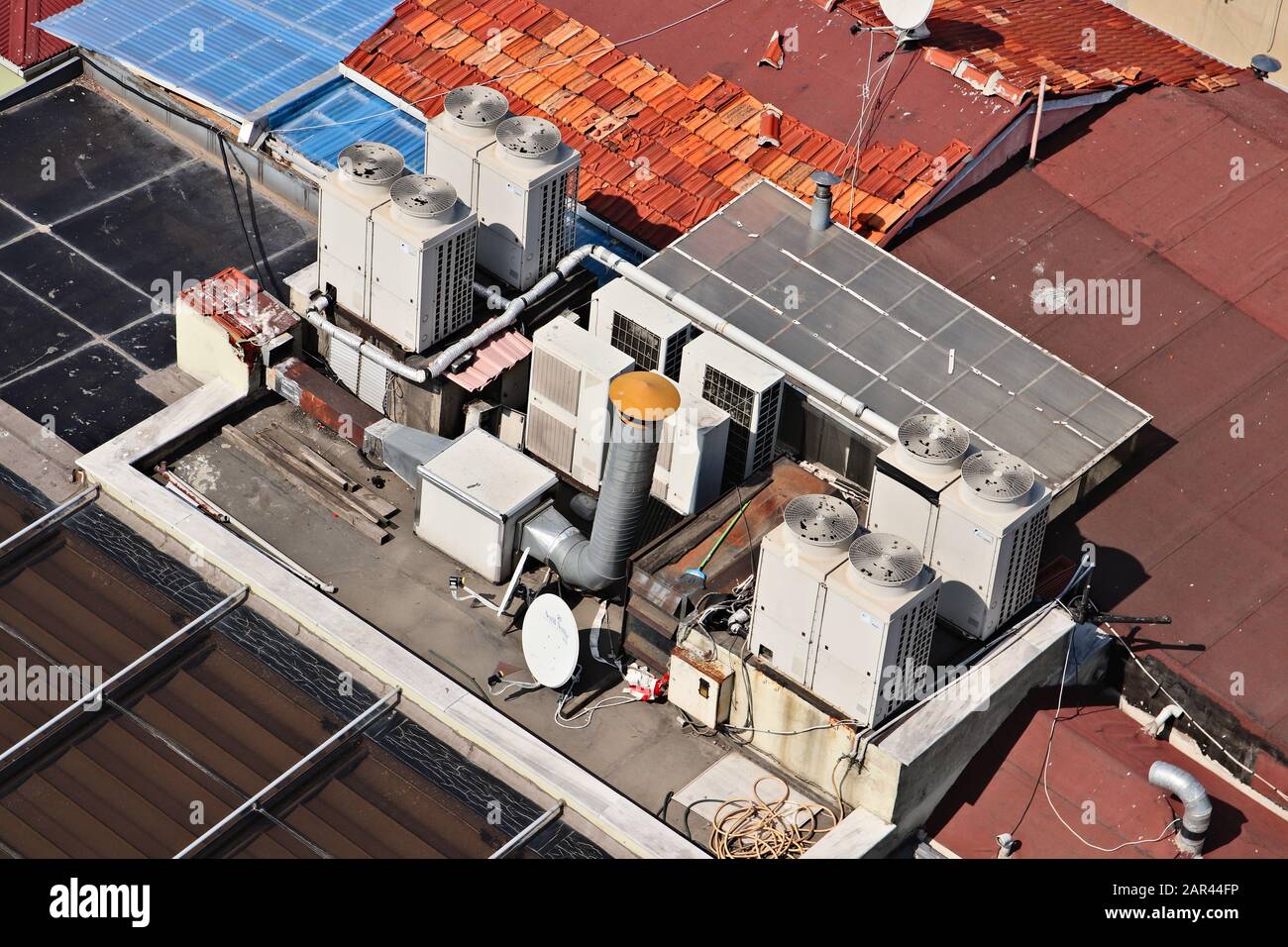 Istanbul, TURQUIE - 22 septembre 2019: Climatiseurs sur le toit d'un bâtiment à Istanbul, Turquie. Image conceptuelle de la vague de chaleur. Banque D'Images