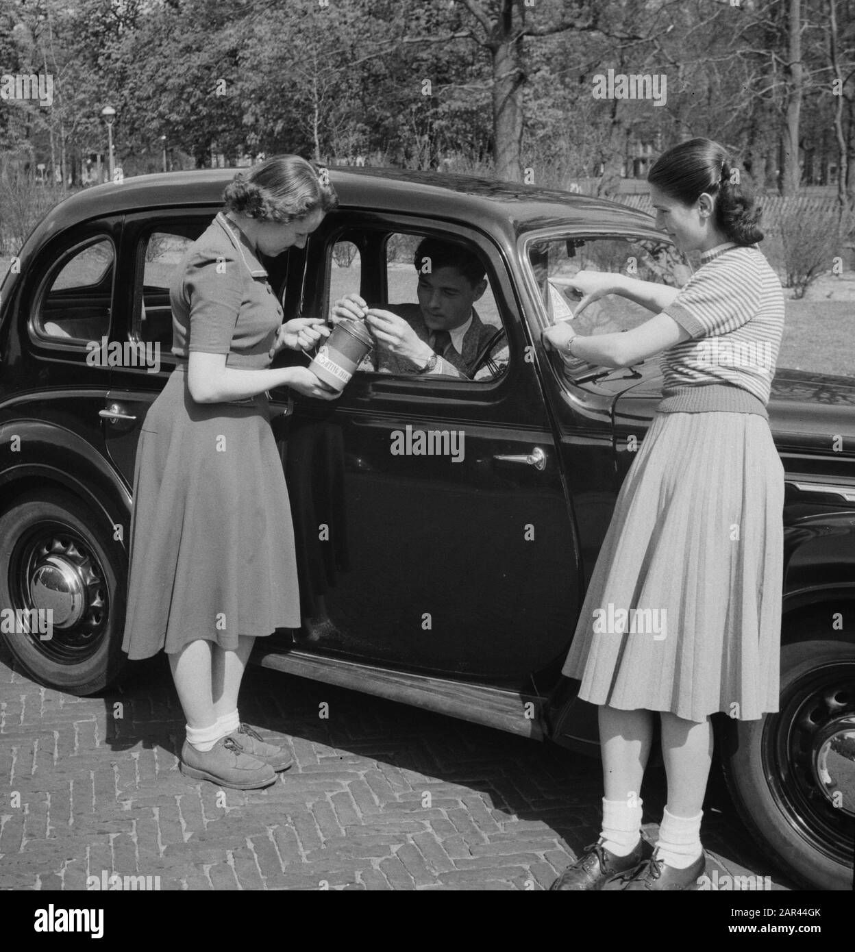 Fondation 40-45 pâte sur la plaque des voitures de collection Date : 1 mai 1951 mots clés : Collectes, fondations, voitures Banque D'Images