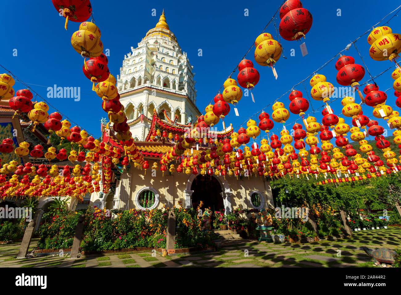 KEK Lok si Temple chinois décoré de lanternes en papier chinois pour le nouvel an chinois. Le temple de KEK Lok si est situé près de Georgetown, Penang, Malays Banque D'Images