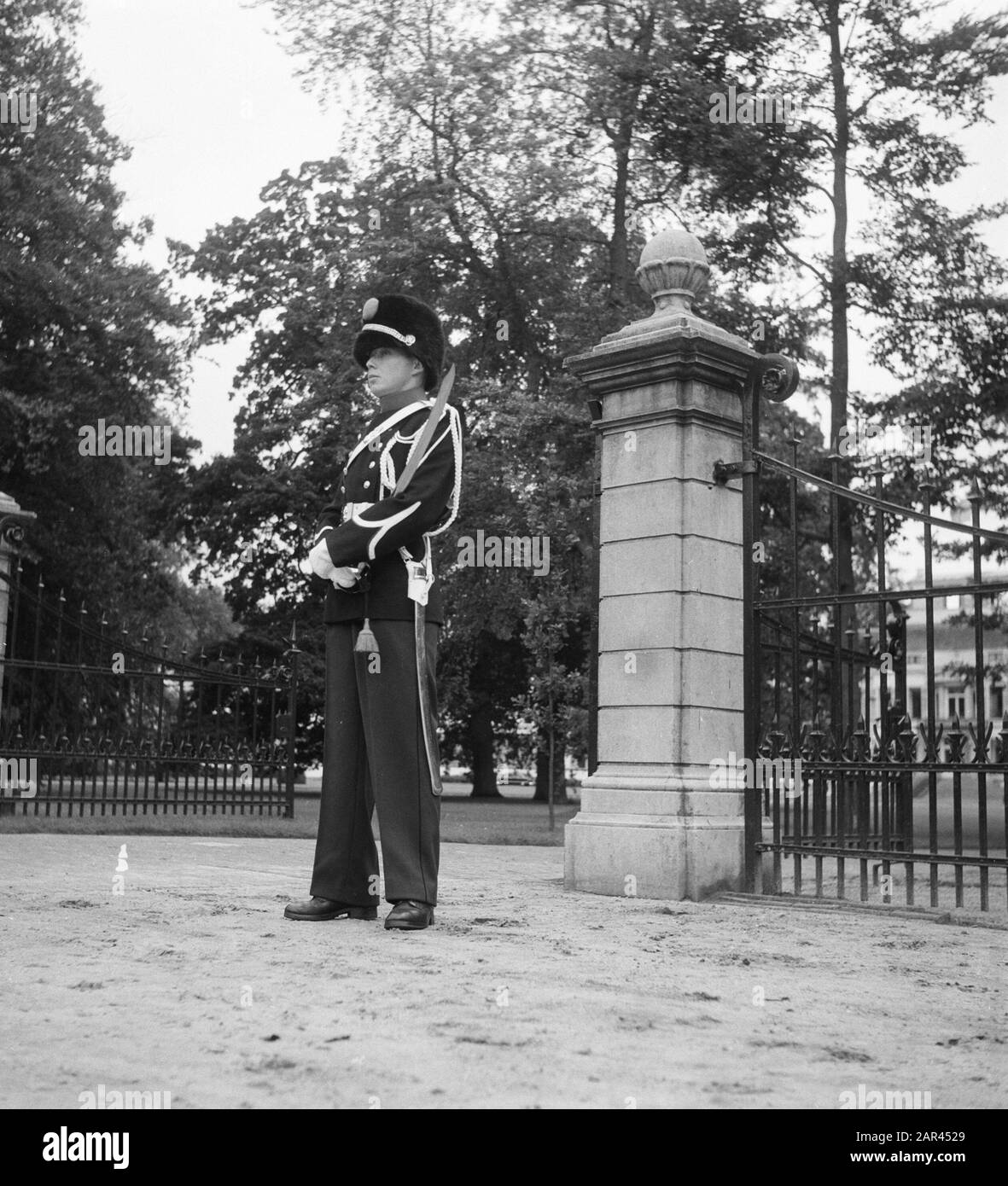 Attendre sur le palais Soestdijk uniforme marechausser Date: 14 Août 1951 mots clés: Uniformes Nom institutionnel: Palace Soestdijk Banque D'Images