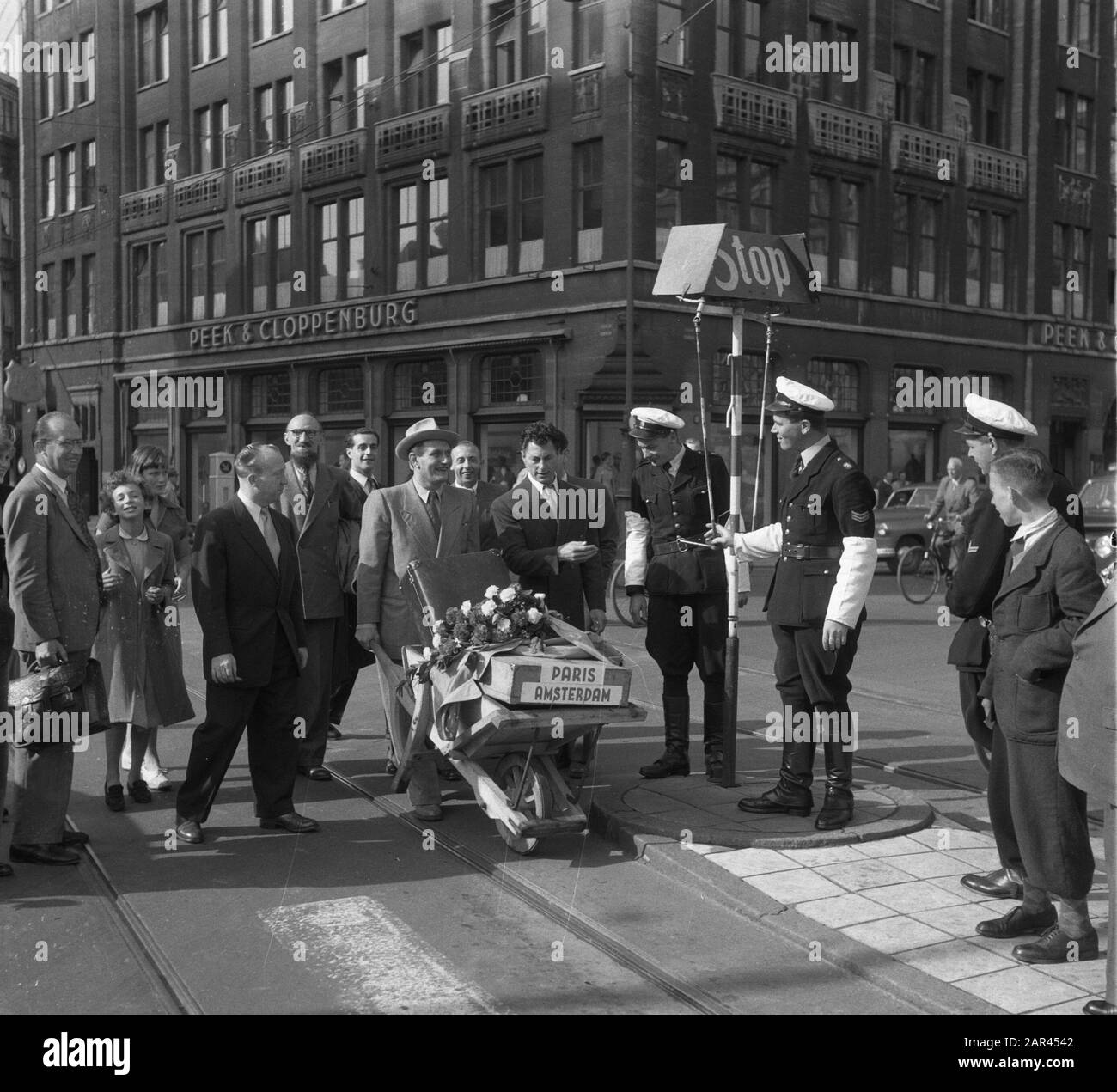 Kees Manders à Paris Annotation: Op de Dam à Amsterdam. Frère de Tom Manders (Dorus), surnom Empereur van the Thorbeckeplein Date: 3 septembre 1951 lieu: Amsterdam mots clés: Artistes, comédiens, policiers Nom personnel: Manders, Kees Banque D'Images