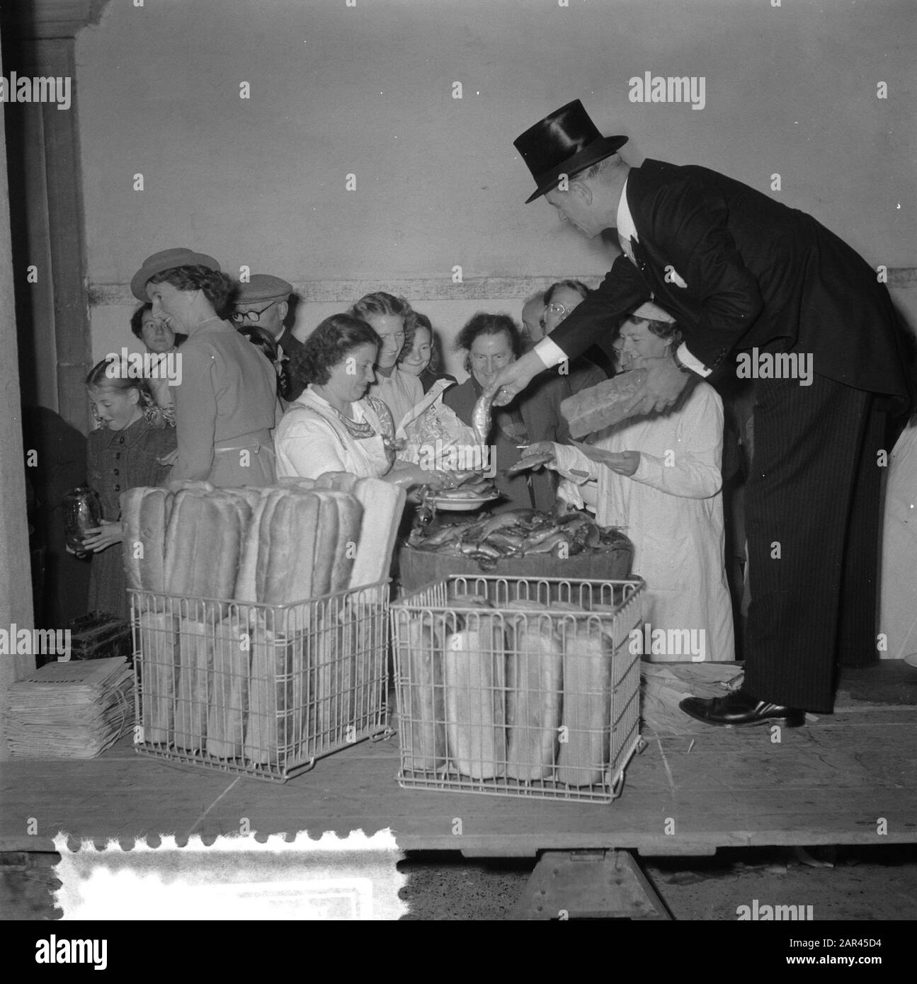 Trois octobre Leiden hareng en wittebrood Date : 3 octobre 1951 lieu : Leiden, Zuid-Holland Banque D'Images Trois octobre Leiden hareng en wittebrood Date : 3 octobre 1951 lieu : Leiden, Zuid-Holland Banque D'Images