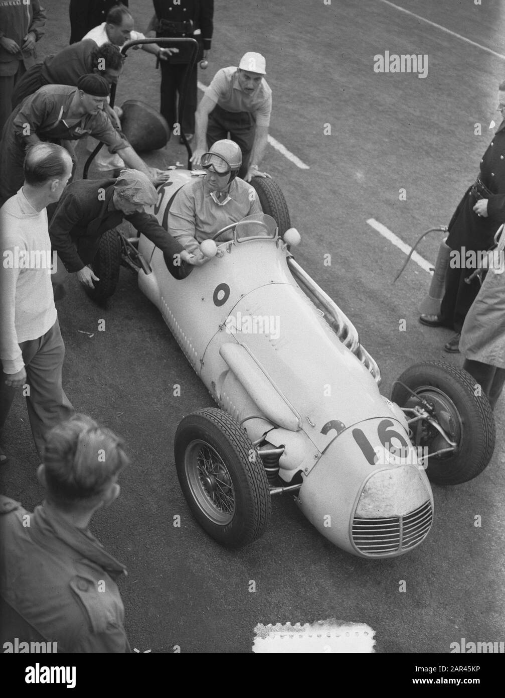 Courses automobiles hollandaises de Grand Prix Zandvoort. Jan Finterman Tankt Date: 17 Août 1952 Lieu: Noord-Holland, Zandvoort Mots Clés: Automaces, Prix Nom De La Personne: Jan Finterman Banque D'Images