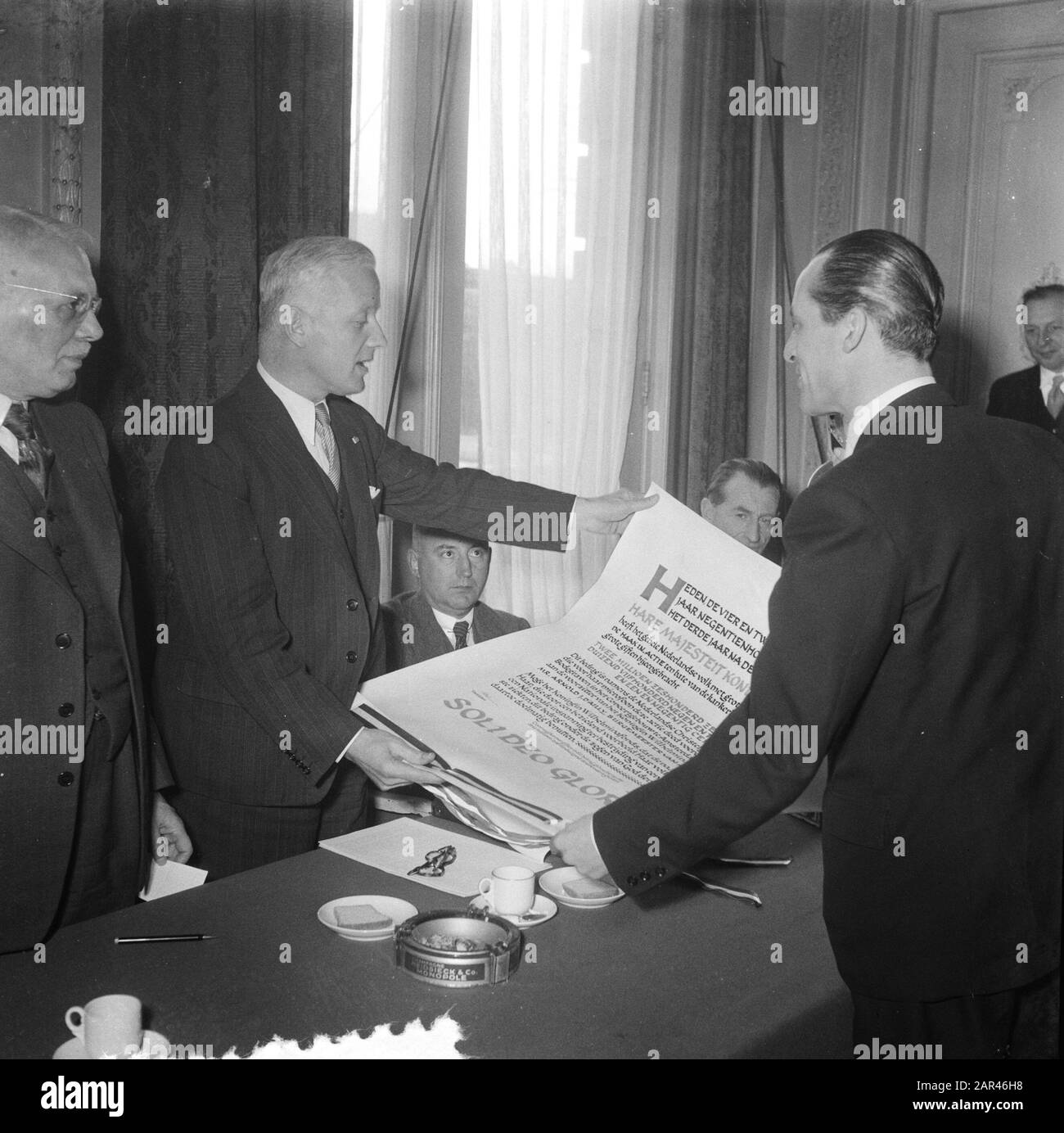 Remise du certificat fin du résultat Haakin action Date: 29 novembre 1951 mots clés: AKTIES, Remise Banque D'Images