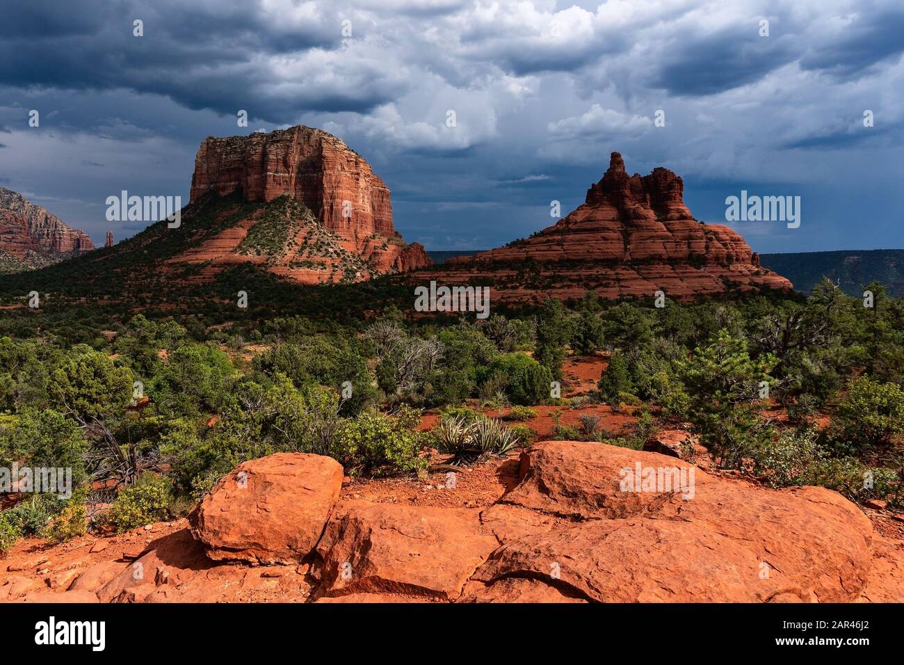 Bell Rock et Courthouse Butte à Sedona, Arizona avec nuages de tempête et lumière du soleil Banque D'Images
