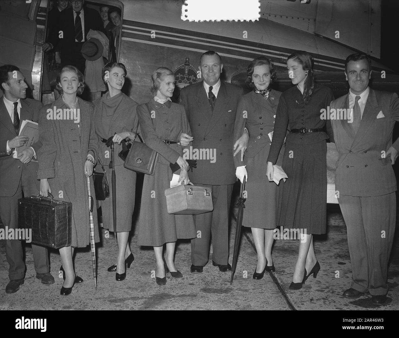 Mannequins anglais arrivant à Schiphol Annotation: Sujet 5 mannequins anglais qui allaient faire un défilé de mode au Victoriahotel par le couturier néerlandais Herbert Sidon Vlnr. Herbert Sidon, Mary Williamson, Mlle Severen, Lady Sally Ann Vivian, M. Meyens, directrice de l'hôtel Victoria où se déroule le défilé de mode, Serene Sheffield et Margaret Ann du Cane. Date : 5 septembre 1952 lieu : Schiphol mots clés : modèles photo, créateurs de mode, aéroports Nom de l'établissement : Victoria Hotel Banque D'Images