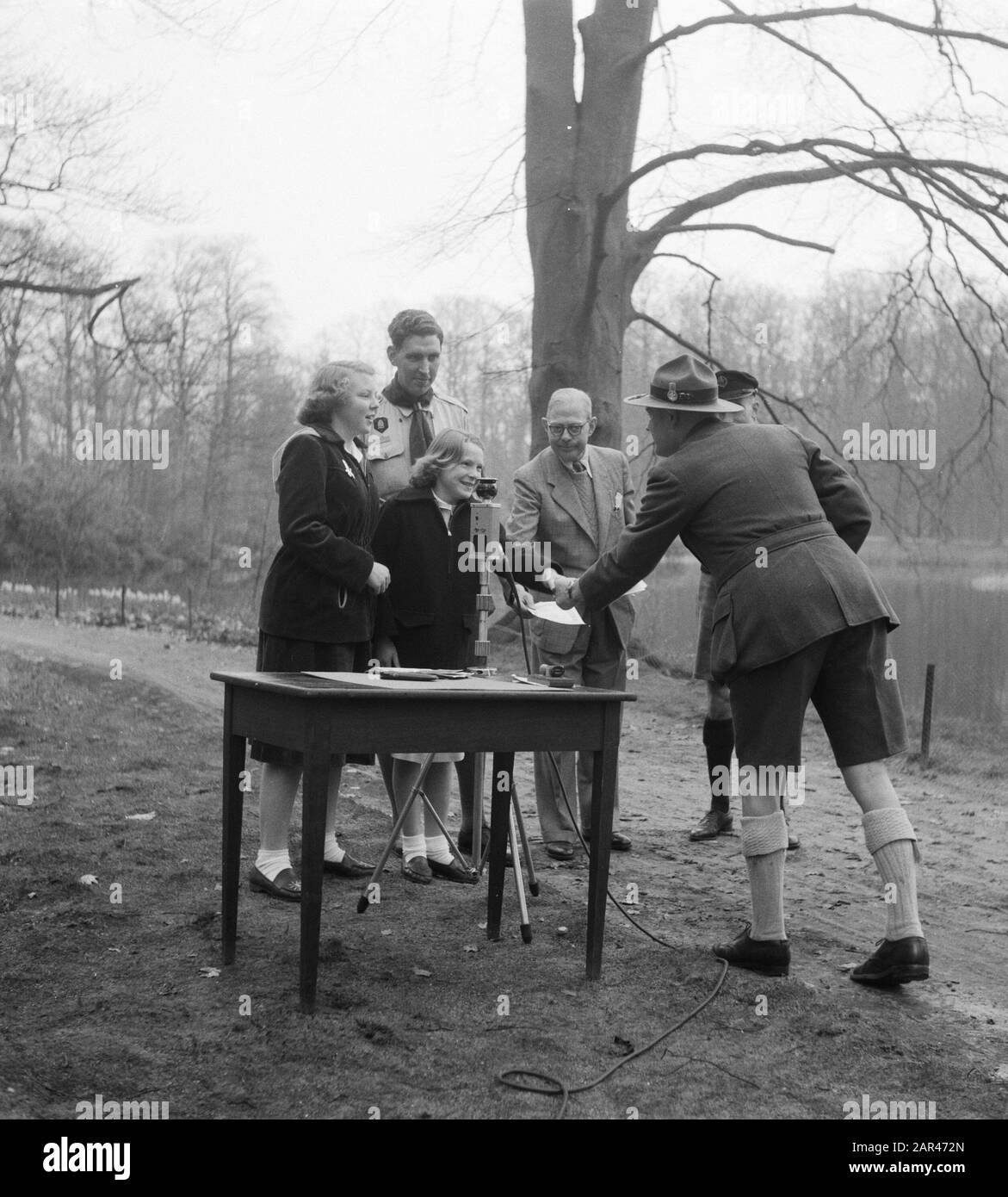 Soestdijk Boy Scout Scouts Heitje pour un chore. Princess Beatrix et Irene pay Quarters Date: 14 avril 1952 lieu: Soestdijk, Utrecht mots clés: Actions, maison royale, scouts, princesses Nom personnel: Beatrix, princesse, Irene, princesse, scoute Banque D'Images