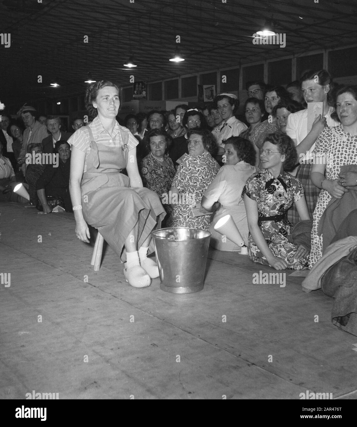 Exposition agricole salon de la mode des femmes d'Utrecht Date: 1 mai 1952 lieu: Utrecht mots clés: Expositions agricoles, défilés de mode Banque D'Images