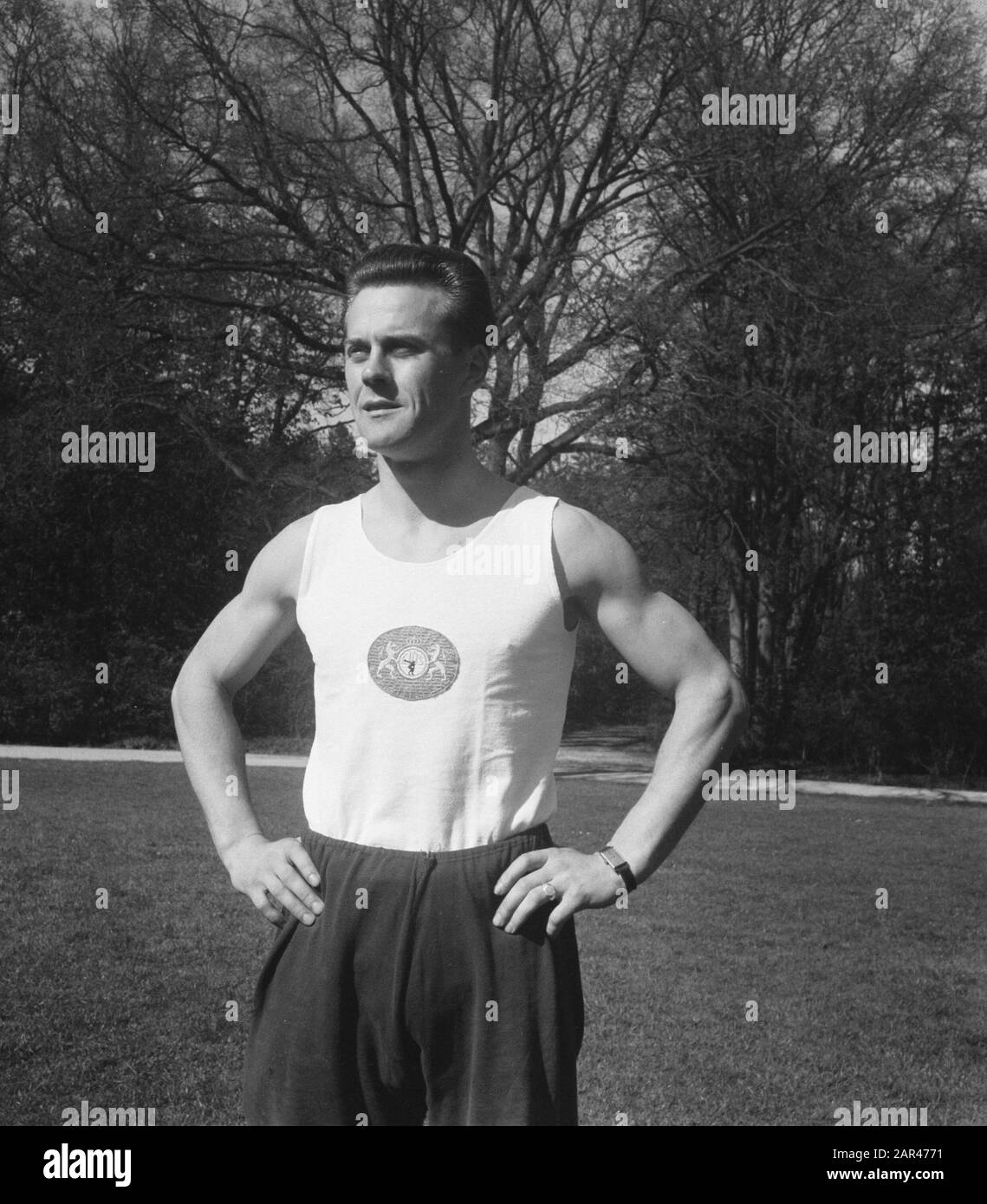 Klaas Athlète Olympique En Bateau Annotation: Turner. Sélectionné pour les Jeux olympiques d'Helsinki. Il porte une chemise de sport des DSI Date: 25 avril 1952 lieu: Overveen mots clés: Portraits, athlètes, gymnastique Nom personnel: Boat, Klaas Banque D'Images