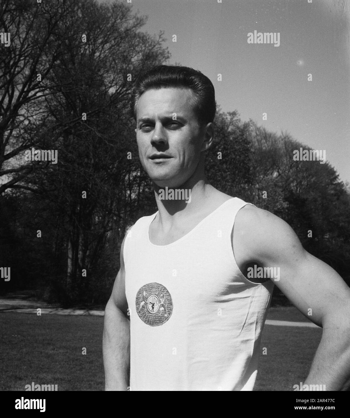 Klaas Athlète Olympique En Bateau Annotation: Turner. Sélectionné pour les Jeux olympiques d'Helsinki. Il porte une chemise de sport des DSI Date: 25 avril 1952 lieu: Overveen mots clés: Portraits, gymnastique Nom personnel: Boat, Klaas Nom de l'institution: Jeux olympiques Banque D'Images