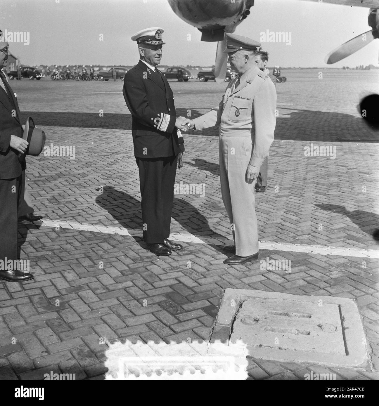 Adieu visite Eisenhower arrivée Gilze-Rijen. Le général Eisenhower atterrit avec sa Constellation 'Colombine' à la base aérienne de Gilze-Rijen où il fut reçu par le Vice-amiral Jhr. E.J. van Holthe, Adjutant au service extraordinaire de HM The Queen, au nom du gouvernement néerlandais, l’envoyé américain S. Chapin, accompagné de quelques attachés militaires et du commandant de la base aérienne. Date: 19 mai 1952 lieu: Gilze-Rijen, Noord-Brabant mots clés: Militaire, officiers, aérodromes Nom personnel: Chapin, S., Eisenhower, D., Holthe E.J. van Banque D'Images