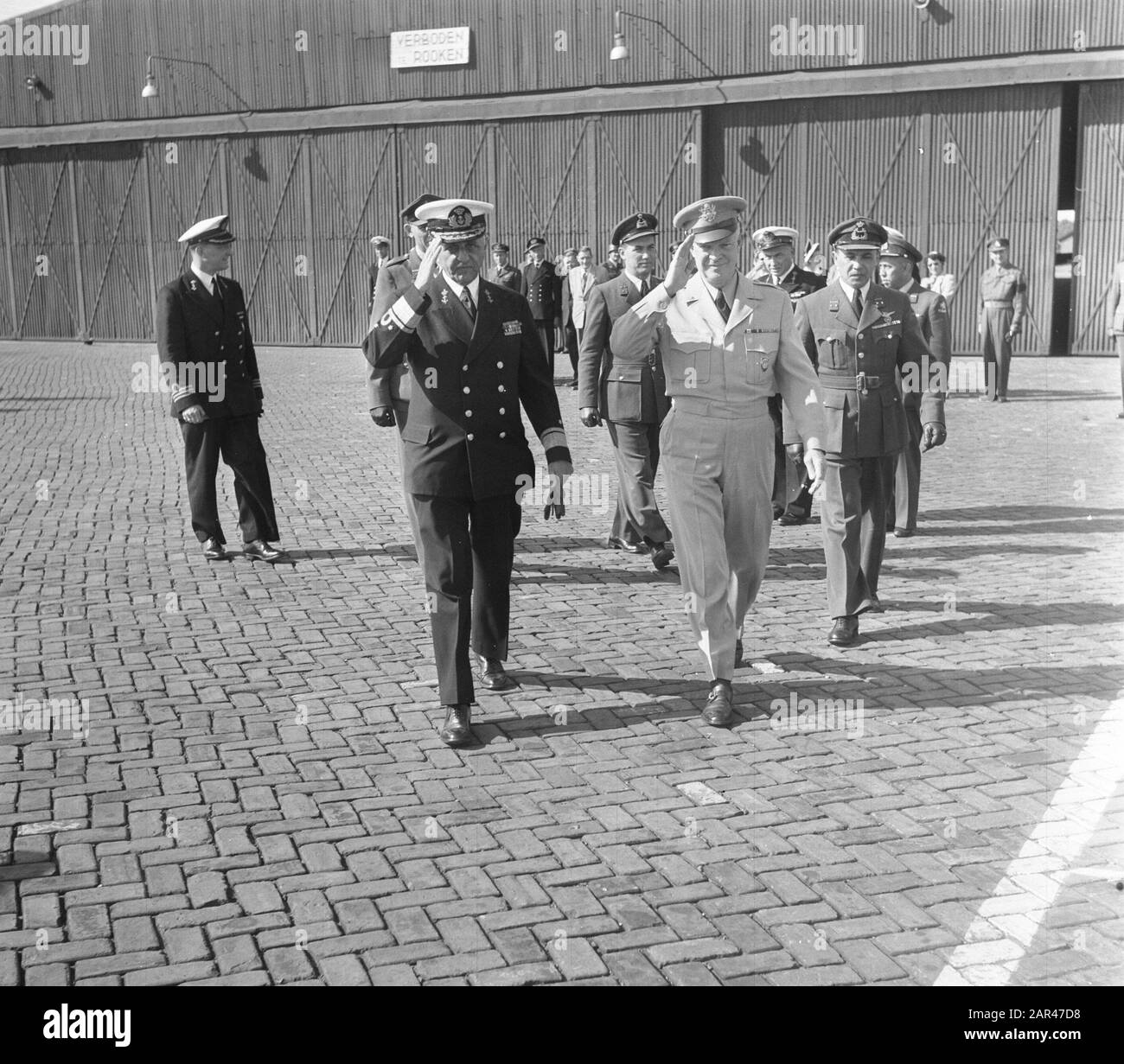 Adieu visite Eisenhower arrivée Gilze-Rijen. Le général Eisenhower atterrit avec sa Constellation 'Colombine' à la base aérienne de Gilze-Rijen où il fut reçu par le Vice-amiral Jhr. E.J. van Holthe, Adjutant au service extraordinaire de HM The Queen, au nom du gouvernement néerlandais, l’envoyé américain S. Chapin, accompagné de quelques attachés militaires et du commandant de la base aérienne. Date: 19 mai 1952 lieu: Gilze-Rijen, Noord-Brabant mots clés: Militaire, officiers, aérodromes Nom personnel: Chapin, S., Eisenhower, D., Holthe E.J. van Banque D'Images