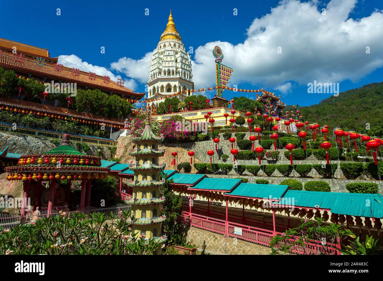 KEK Lok si Temple chinois décoré de lanternes en papier chinois pour le nouvel an chinois. Le temple de KEK Lok si est situé près de Georgetown, Penang, Malays Banque D'Images