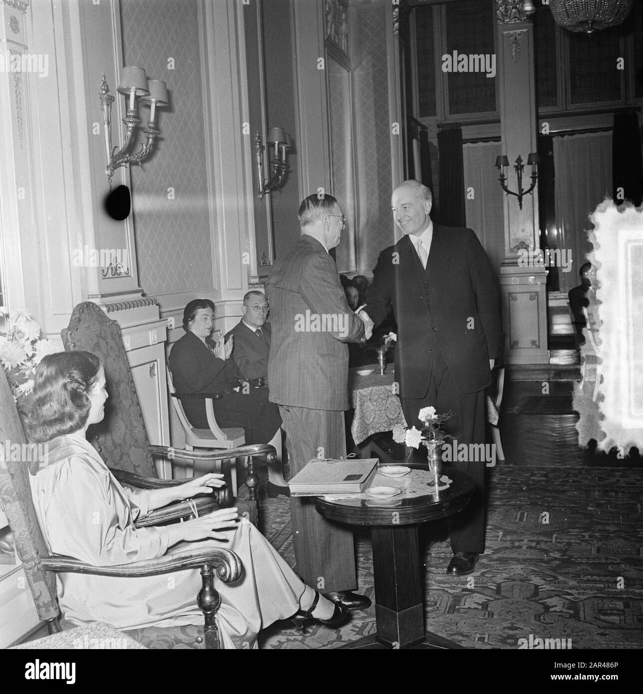 Victor E. van Vriesland 60 ans. Le professeur Donkersloot félicite Date : 25 octobre 1952 Nom personnel : Vriesland, Victor E. van Banque D'Images