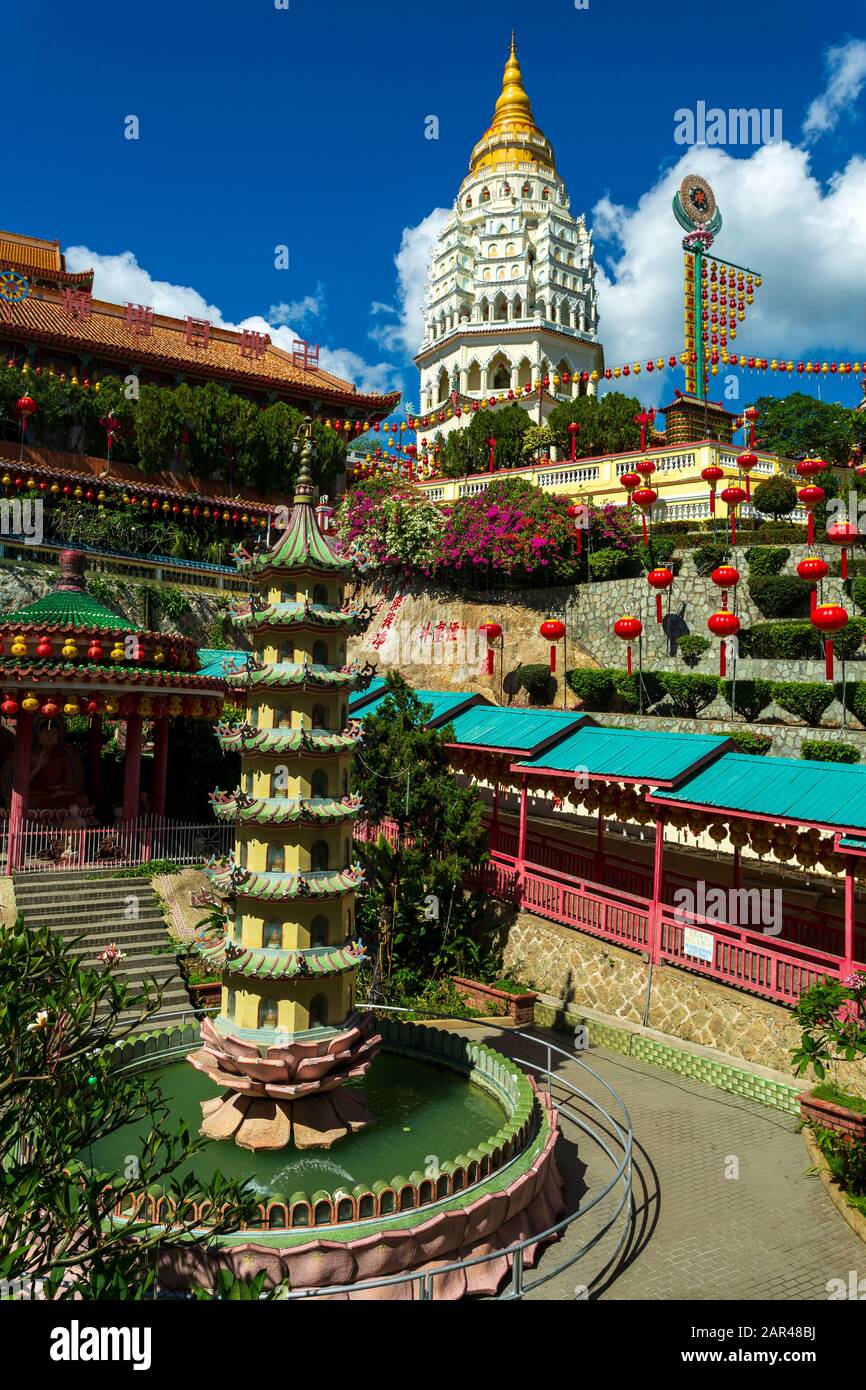 KEK Lok si Temple chinois décoré de lanternes en papier chinois pour le nouvel an chinois. Le temple de KEK Lok si est situé près de Georgetown, Penang, Malays Banque D'Images