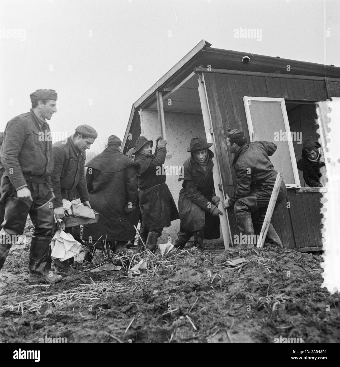 Pompiers italiens dans les zones d'urgence Date : 21 février 1953 mots clés : pompiers, zones d'urgence Banque D'Images