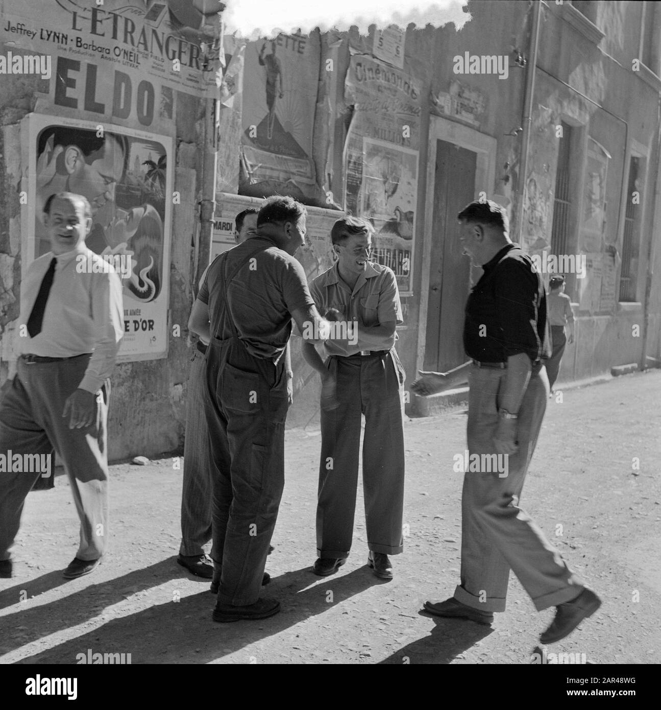 Theo Timmermans (ancien ADO-er) à Nîmes Annotation: Timmermans est accueilli dans la rue par des partisans Date: 8 avril 1953 lieu: Nîmes Nom personnel: Timmermans, Theo Banque D'Images