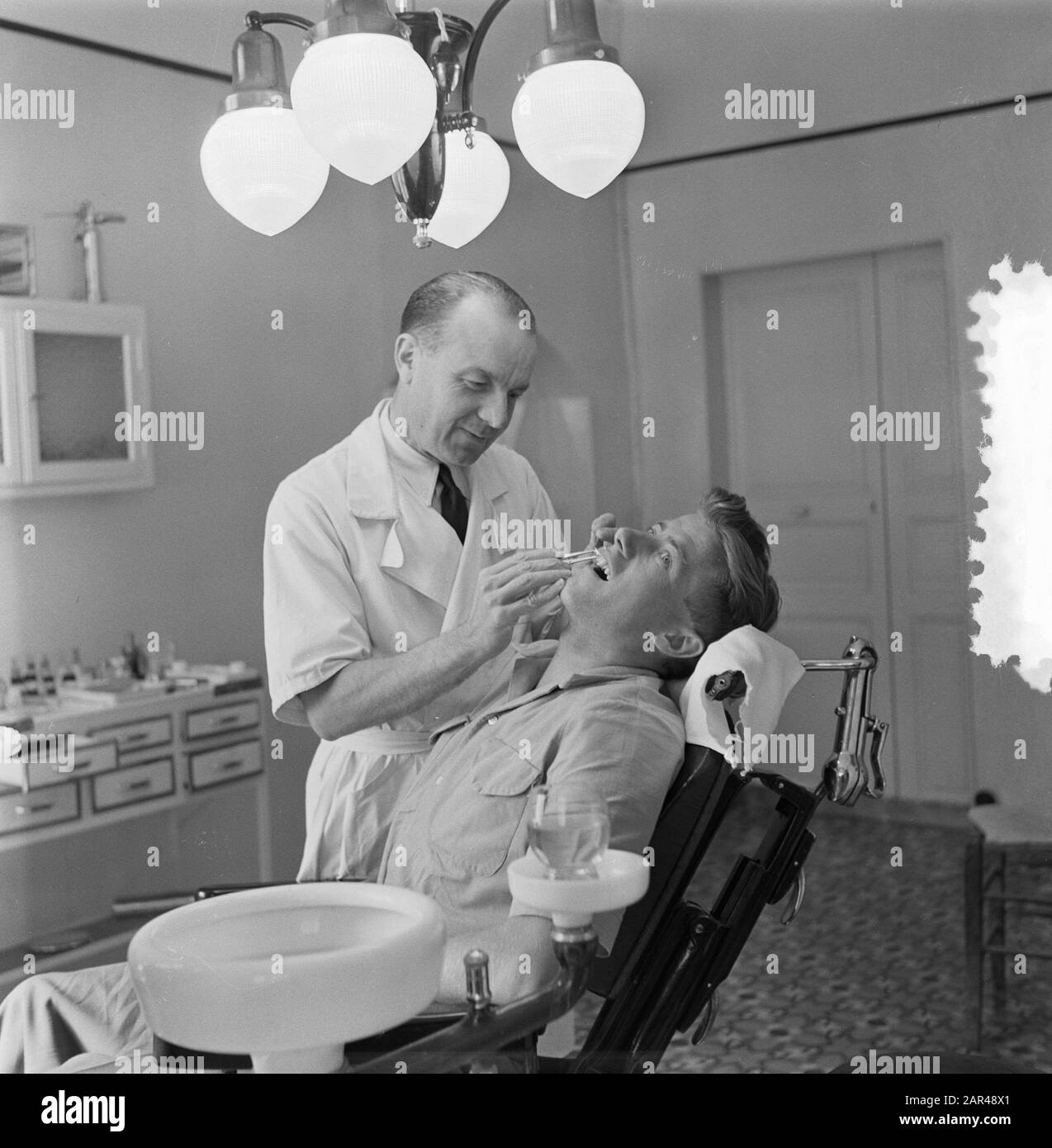 Theo Timmermans (ancien ADO-er) à Nîmes Annotation: Chez le dentiste Date: 8 avril 1953 lieu: Nîmes mots clés: Dentistes, footballeurs Nom personnel: Timmermans, Theo Banque D'Images