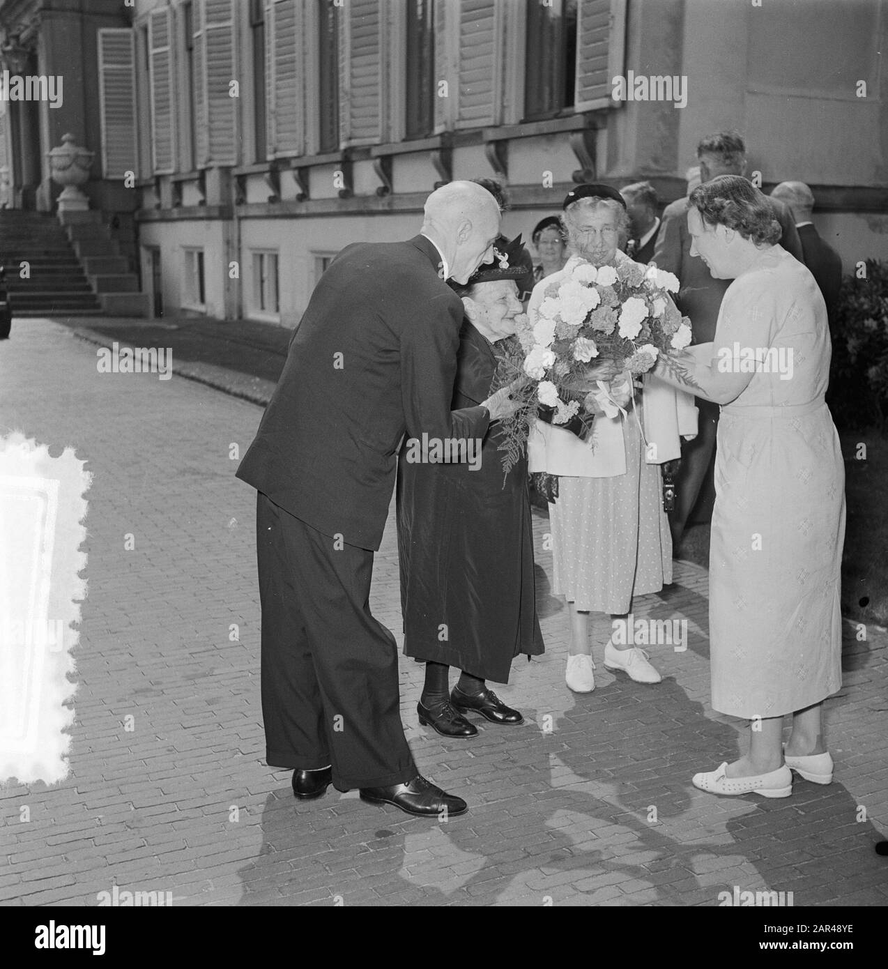 Reçu Ouden Van Dagen Au Palais Soestdijk Date : 9 Juin 1953 Mots Clés : Receips Nom De L'Institution : Palais Soestdijk Banque D'Images