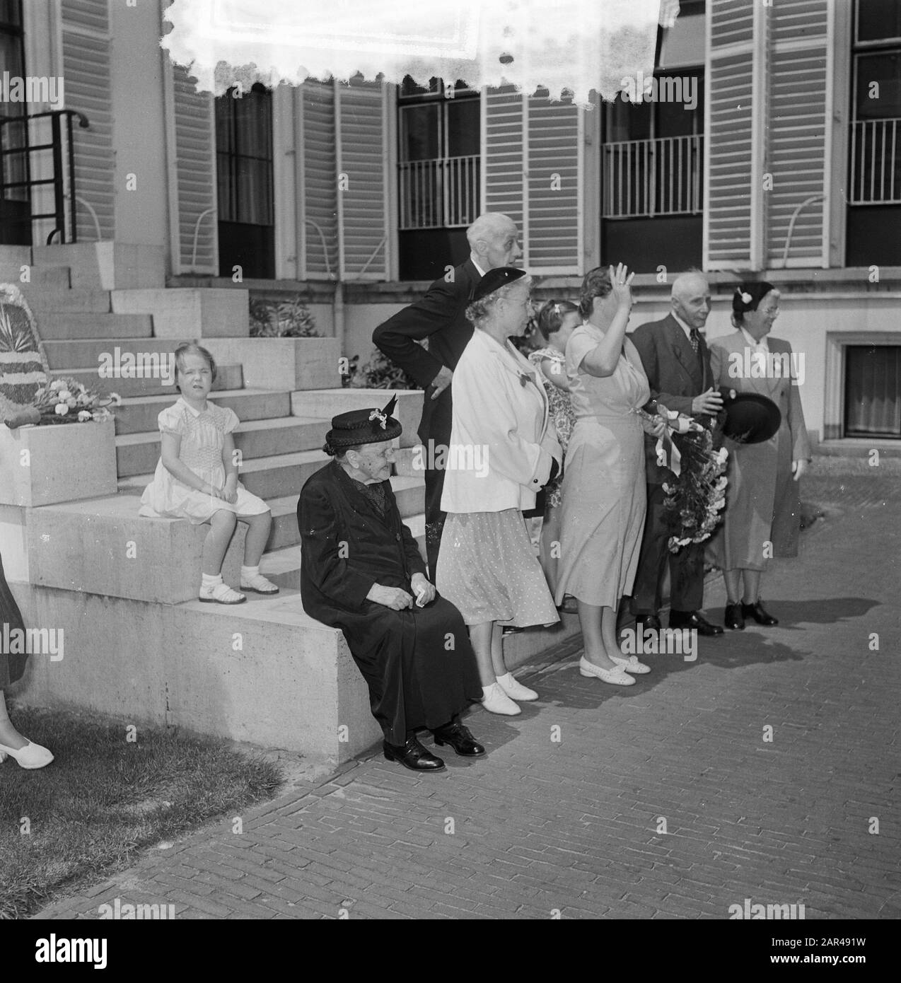 Réception Anciens van Dagen au Palais Soestdijk. Groupe pour la scène de palais avec Marijke Date: 9 juin 1953 mots clés: Reçus Nom personnel: Marijke Nom de l'institution: Paleis Soestdijk Banque D'Images