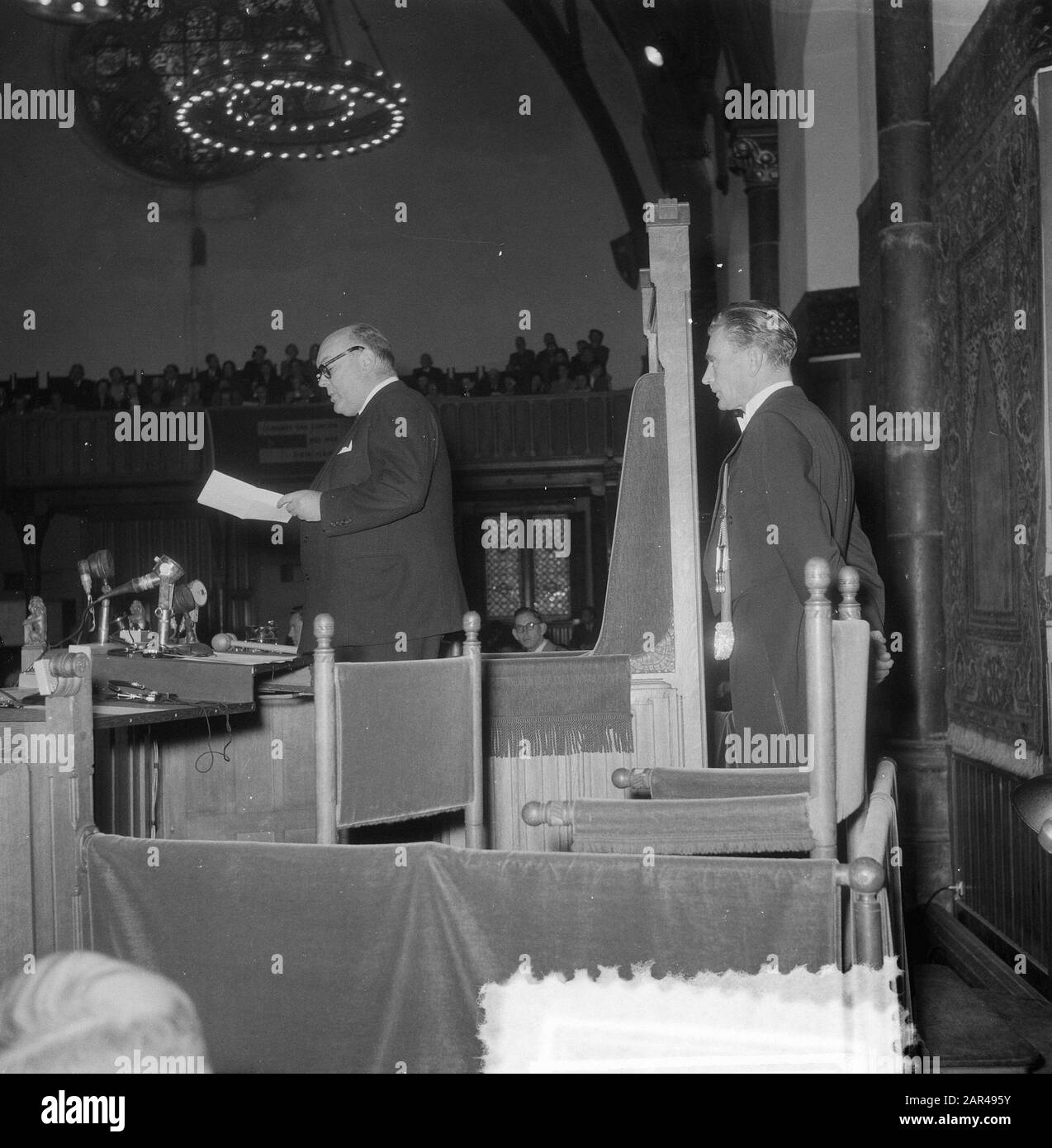 Le Mouvement européen du Congrès dans la salle des Chevalier Discours de Paul Henri Spaak (derrière lui un messager des Etats généraux) Date: 8 octobre 1953 lieu: La Haye mots clés: Organisations internationales Nom personnel: Spaak, P.H. Nom de l'institution: Ridderzaal Banque D'Images