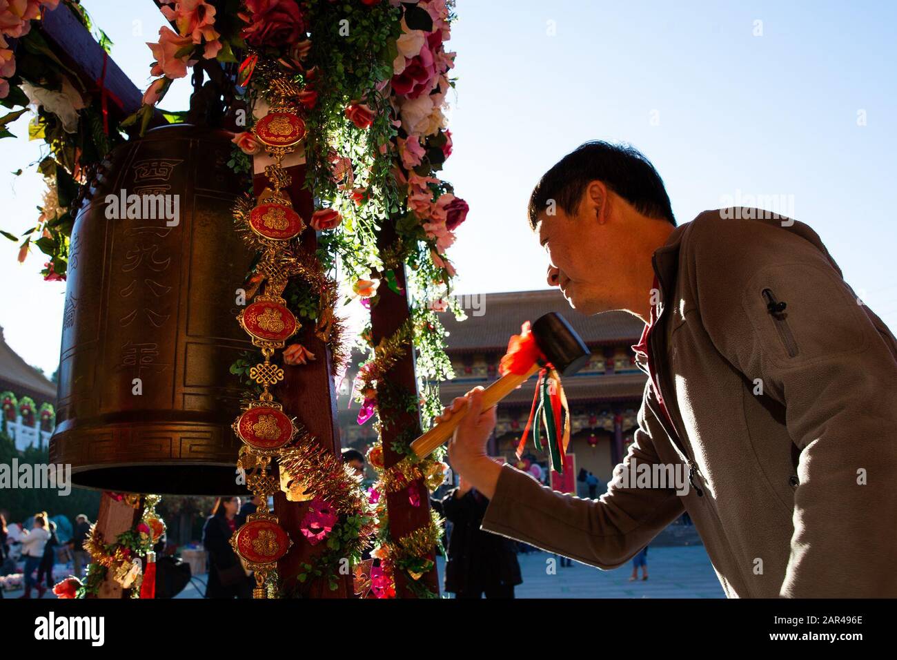 Los Angeles, États-Unis. 25 janvier 2020. Un homme sonne une cloche dans un temple le premier jour de l'année chinoise du rat, à Los Angeles, aux États-Unis, le 25 janvier 2020. Crédit: Qian Weizhong/Xinhua/Alay Live News Banque D'Images