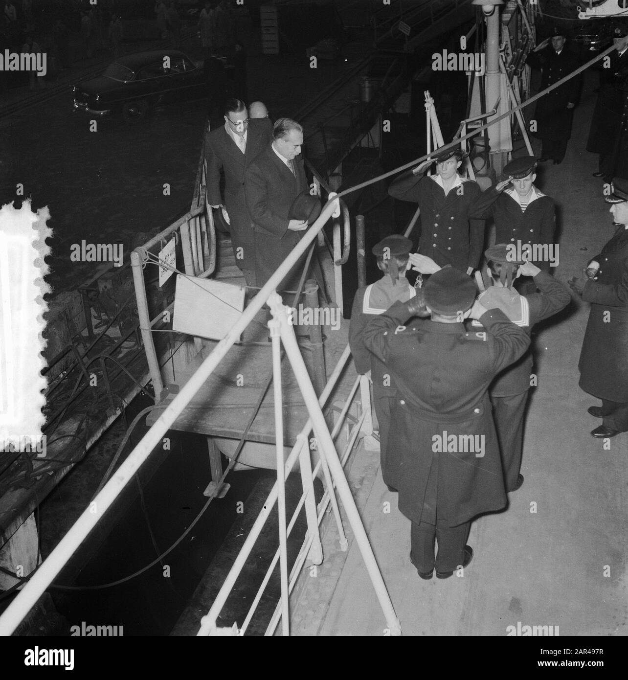 Les ministres visitant M. Mme M. Le Ruyter Date : 12 décembre 1953 mots clés : visites, ministres Nom de l'institution : HM de Ruyter Banque D'Images